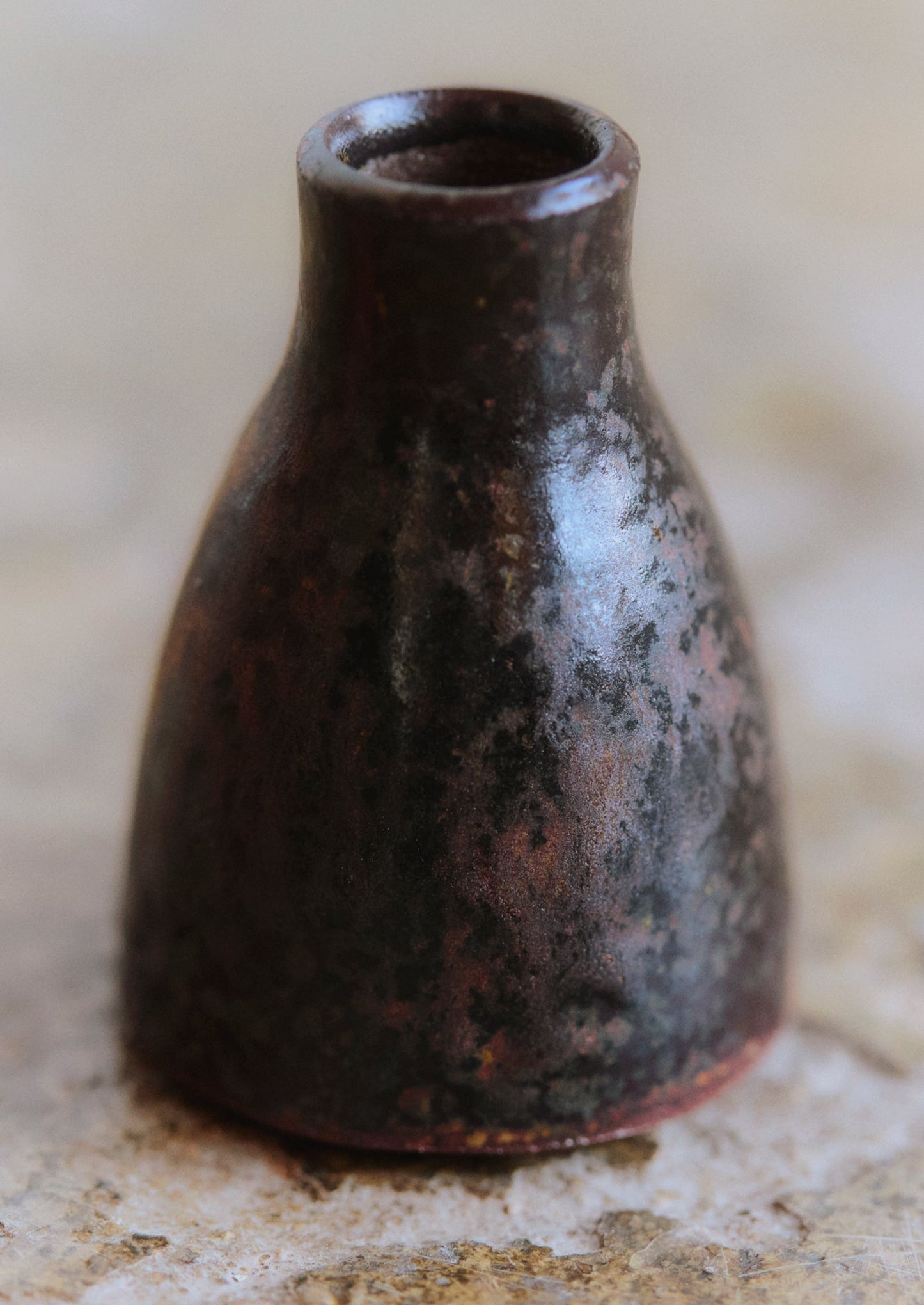 Laerke Moller Hansen Mini Ash e Tenmoku Vase | Marrone terra d'ombra