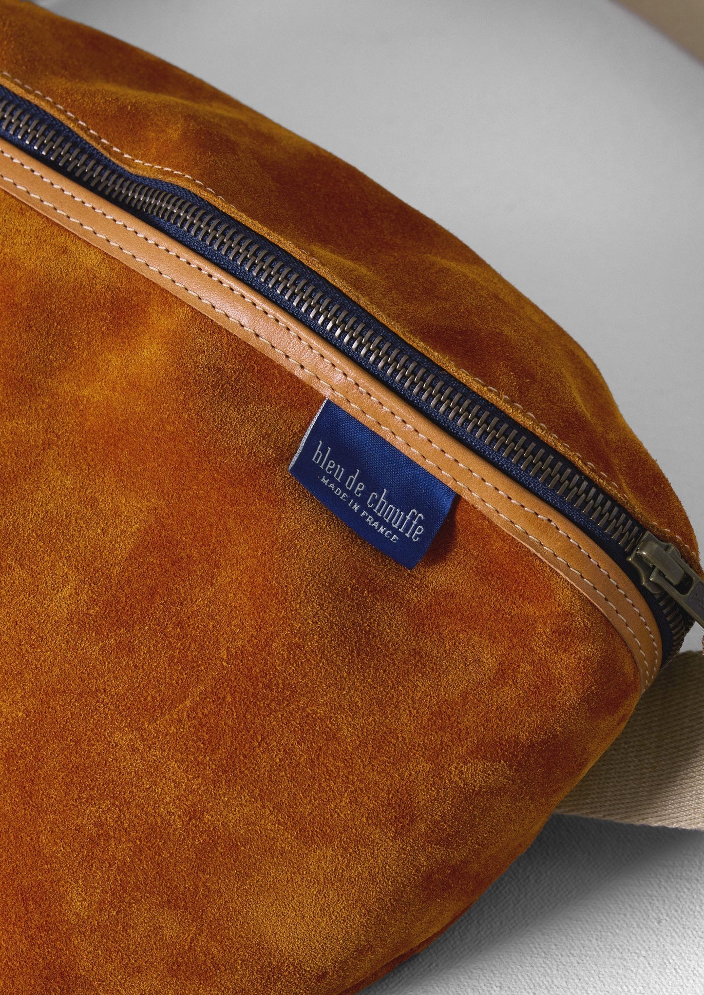 Borsa a tracolla in pelle scamosciata Bleu De Chauffe | Ocra