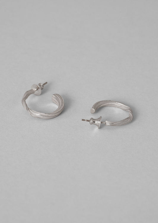 Emily Nixon Mitsuro Medium Ripple Hoops | Argento