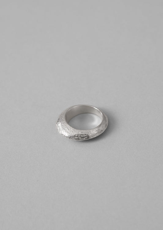 Anello con cresta scolpita in argento di Sally Lacock | Argento