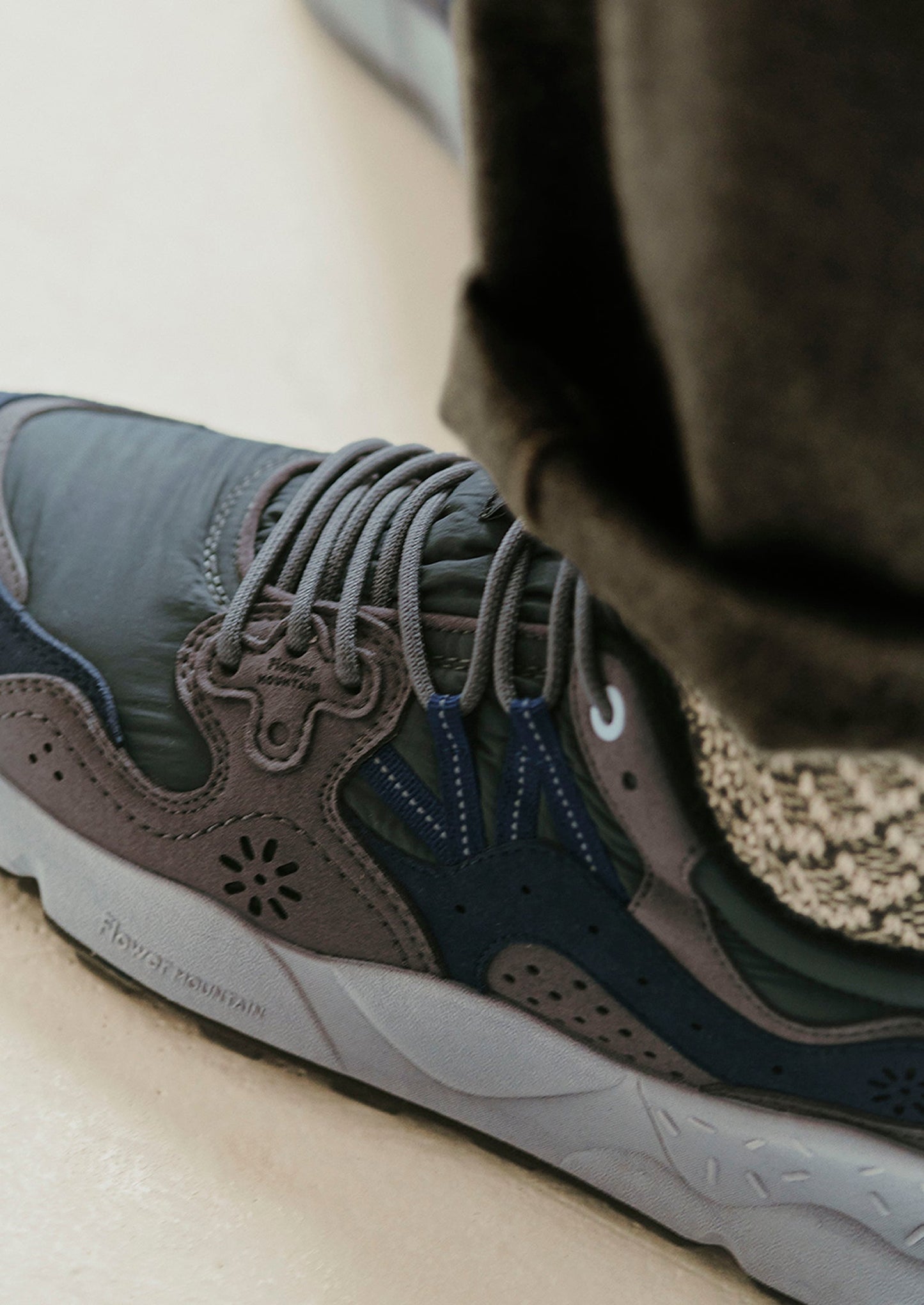 Sneakers Flower Mountain Yamano Kaiso con pannelli | Carbone
