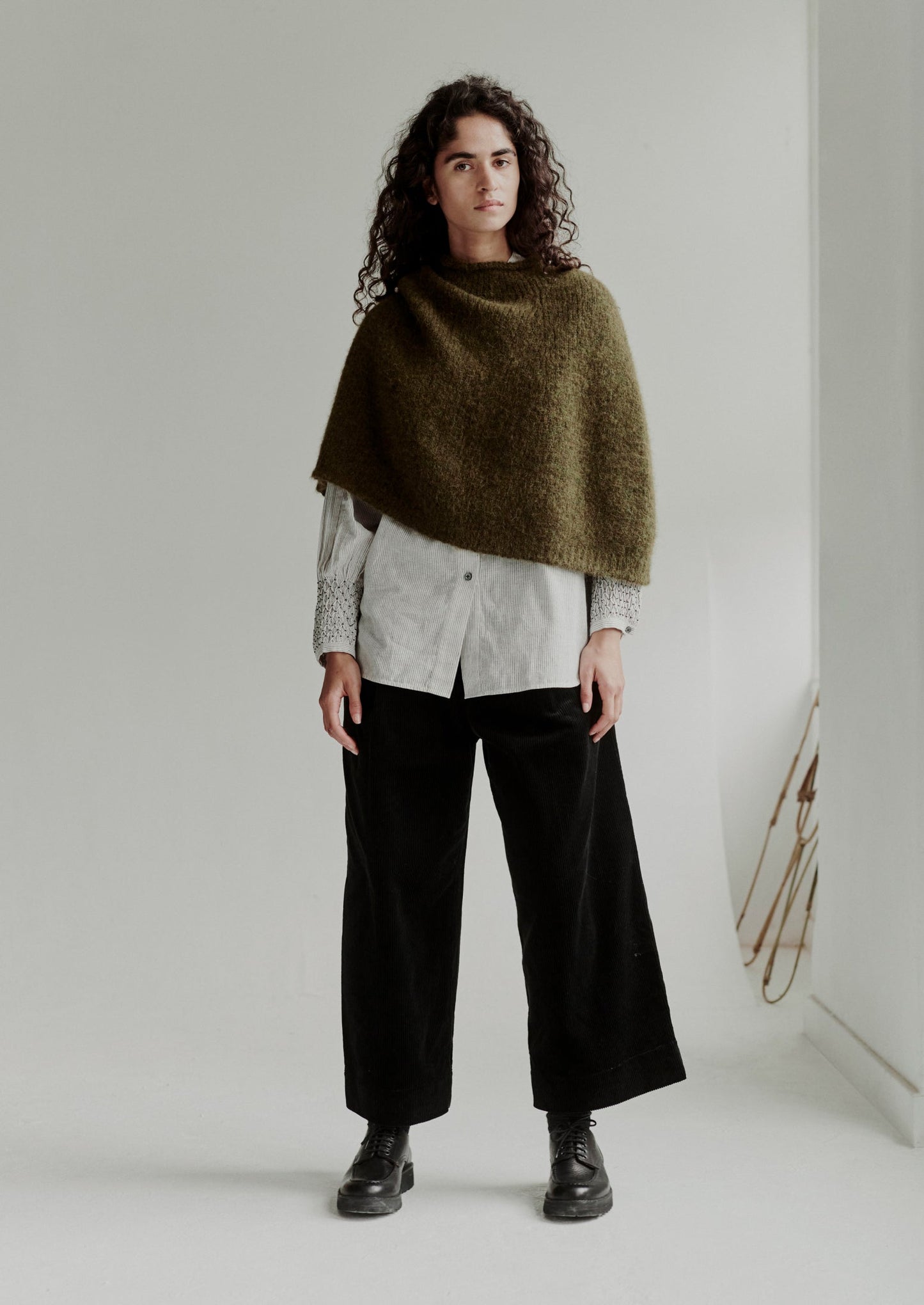 Poncho lavorato a maglia in misto alpaca Lofty | Oliva