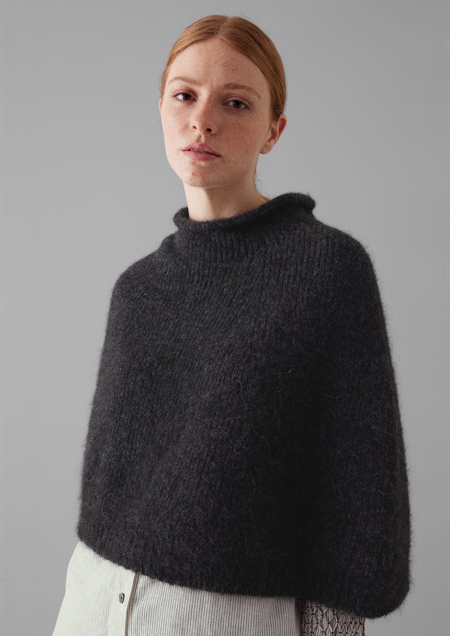 Poncho lavorato a maglia in misto alpaca Lofty | Carbone