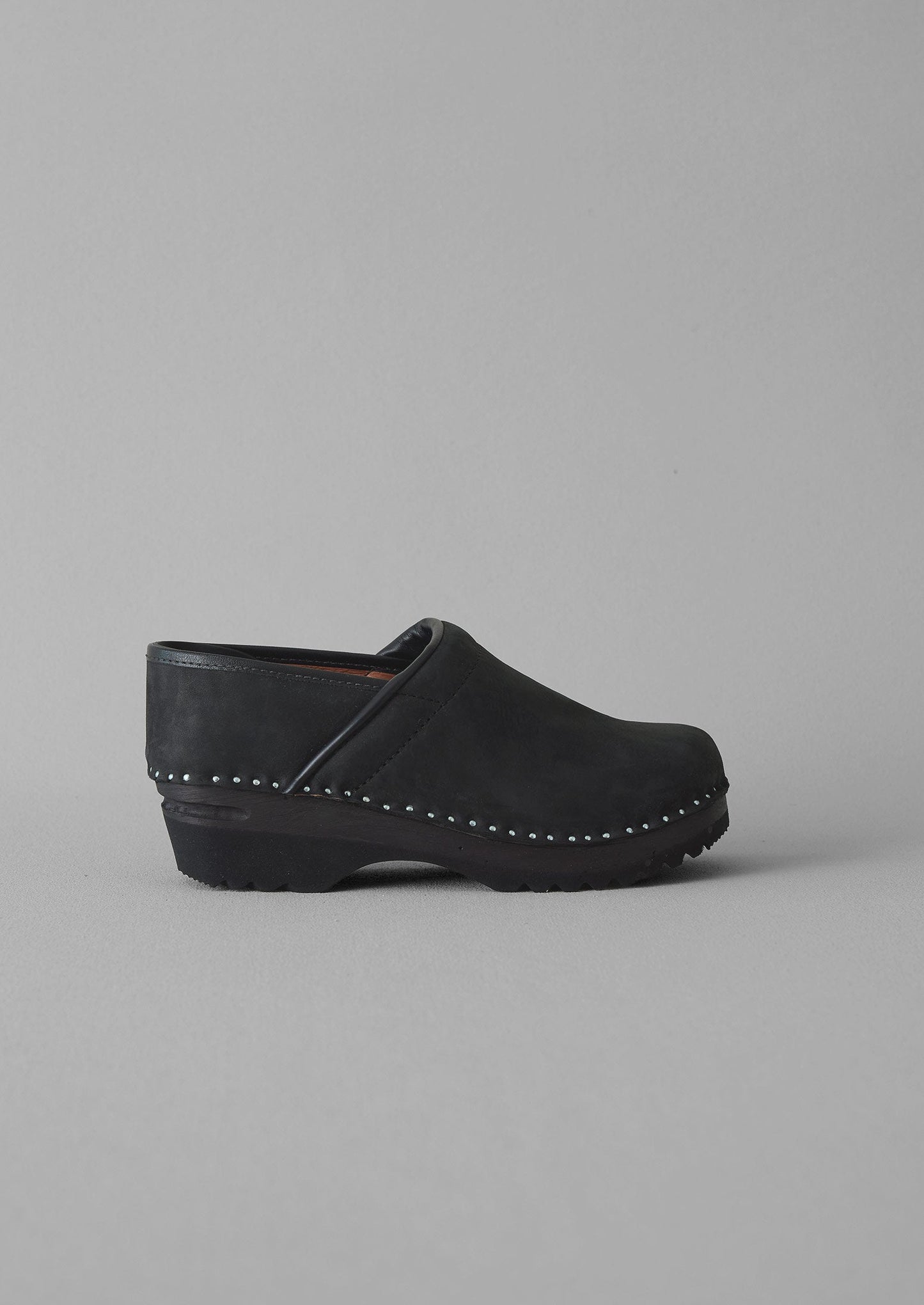 Zoccoli chiusi in nabuk Troentorp | Nero