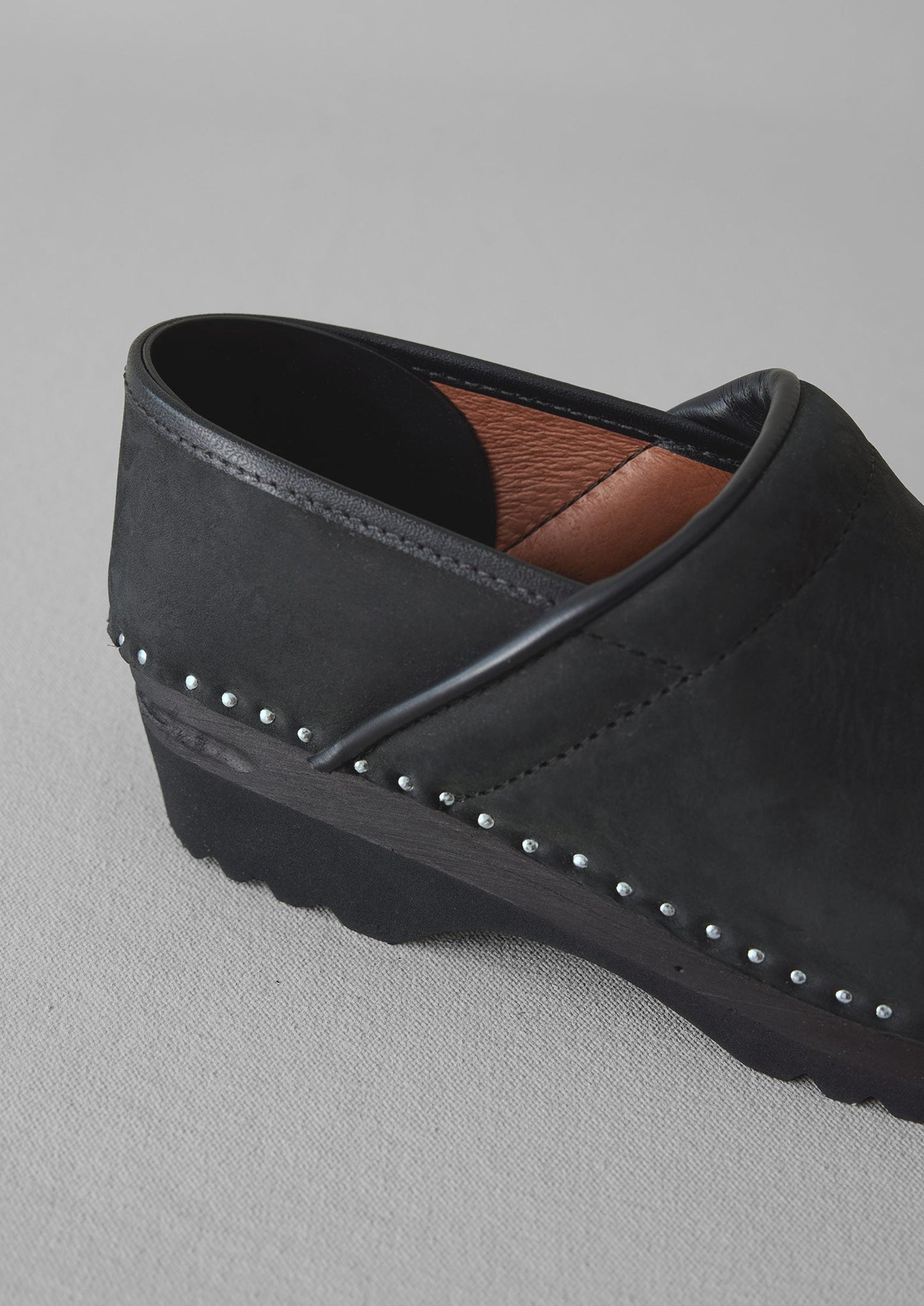 Zoccoli chiusi in nabuk Troentorp | Nero