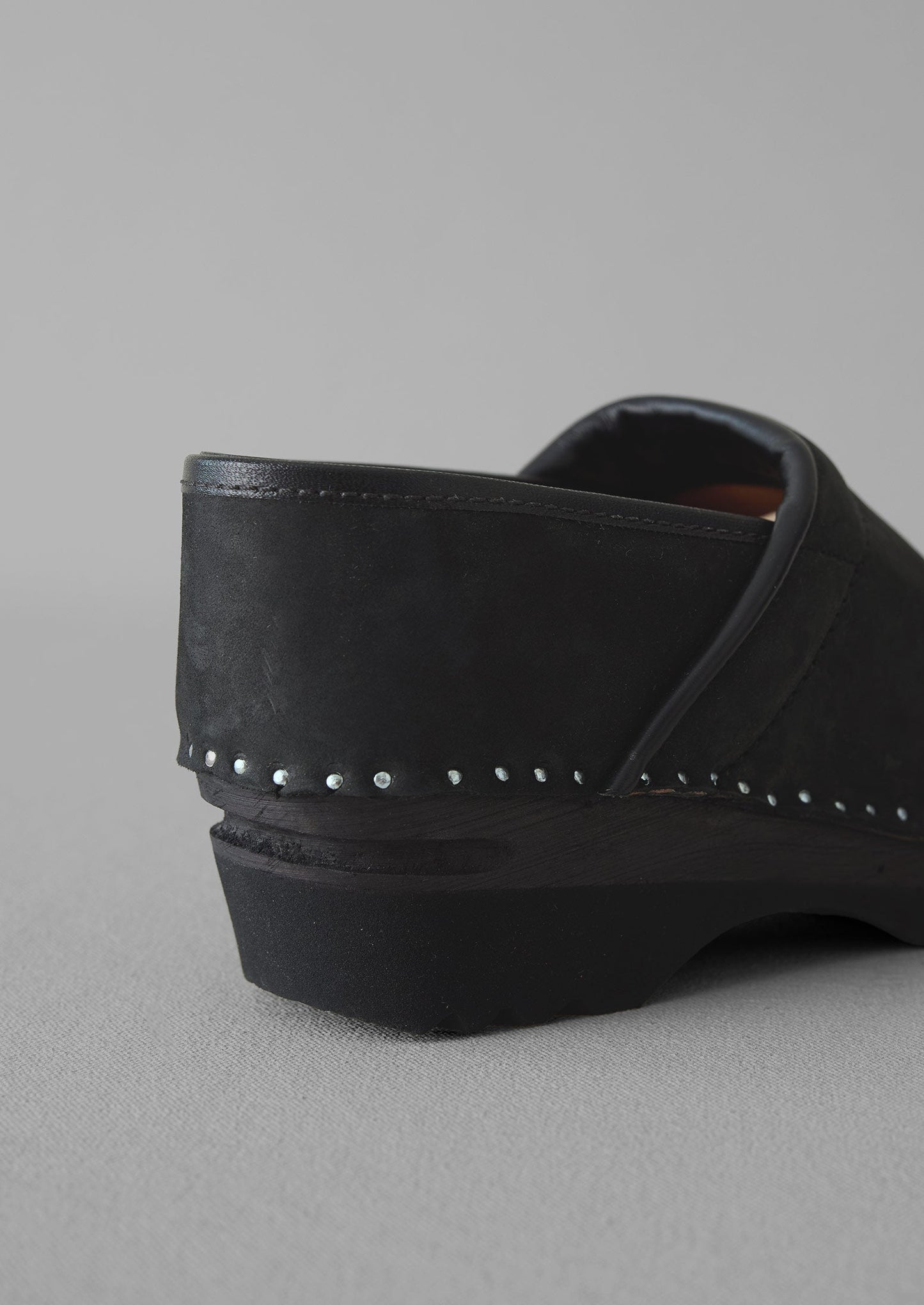 Zoccoli chiusi in nabuk Troentorp | Nero