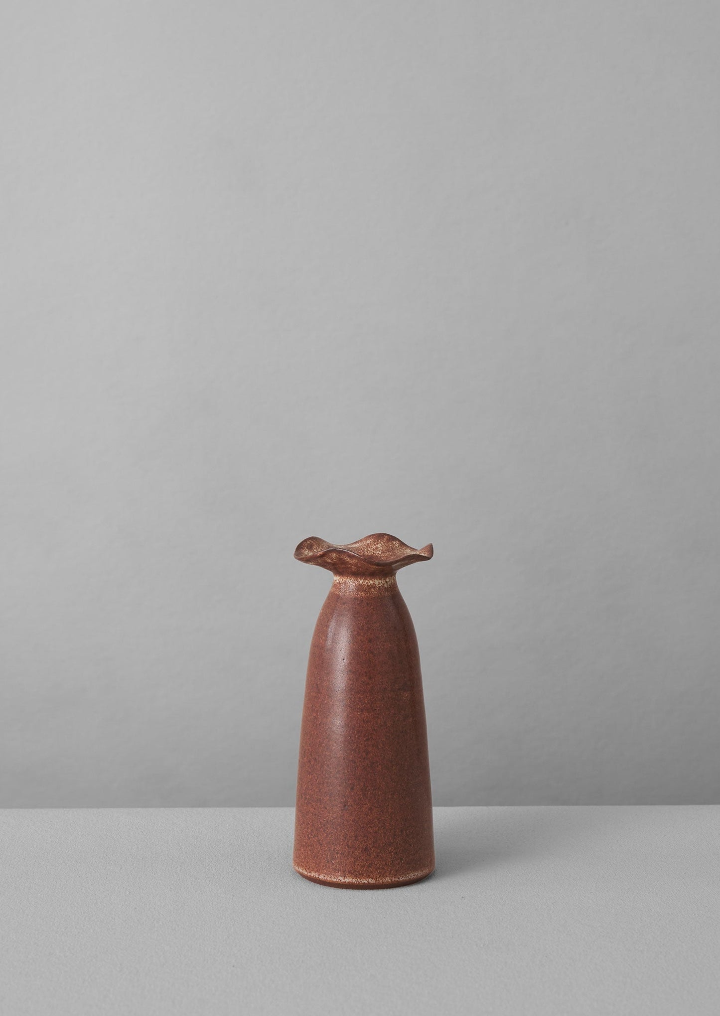 Vaso con collo a balze in ceramica SZ | Castagna