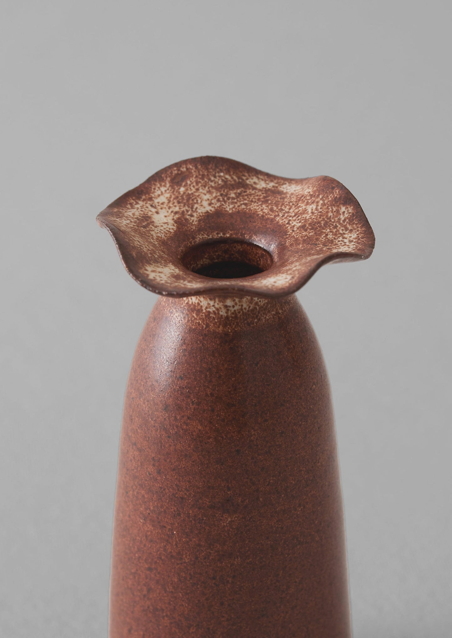 Vaso con collo a balze in ceramica SZ | Castagna