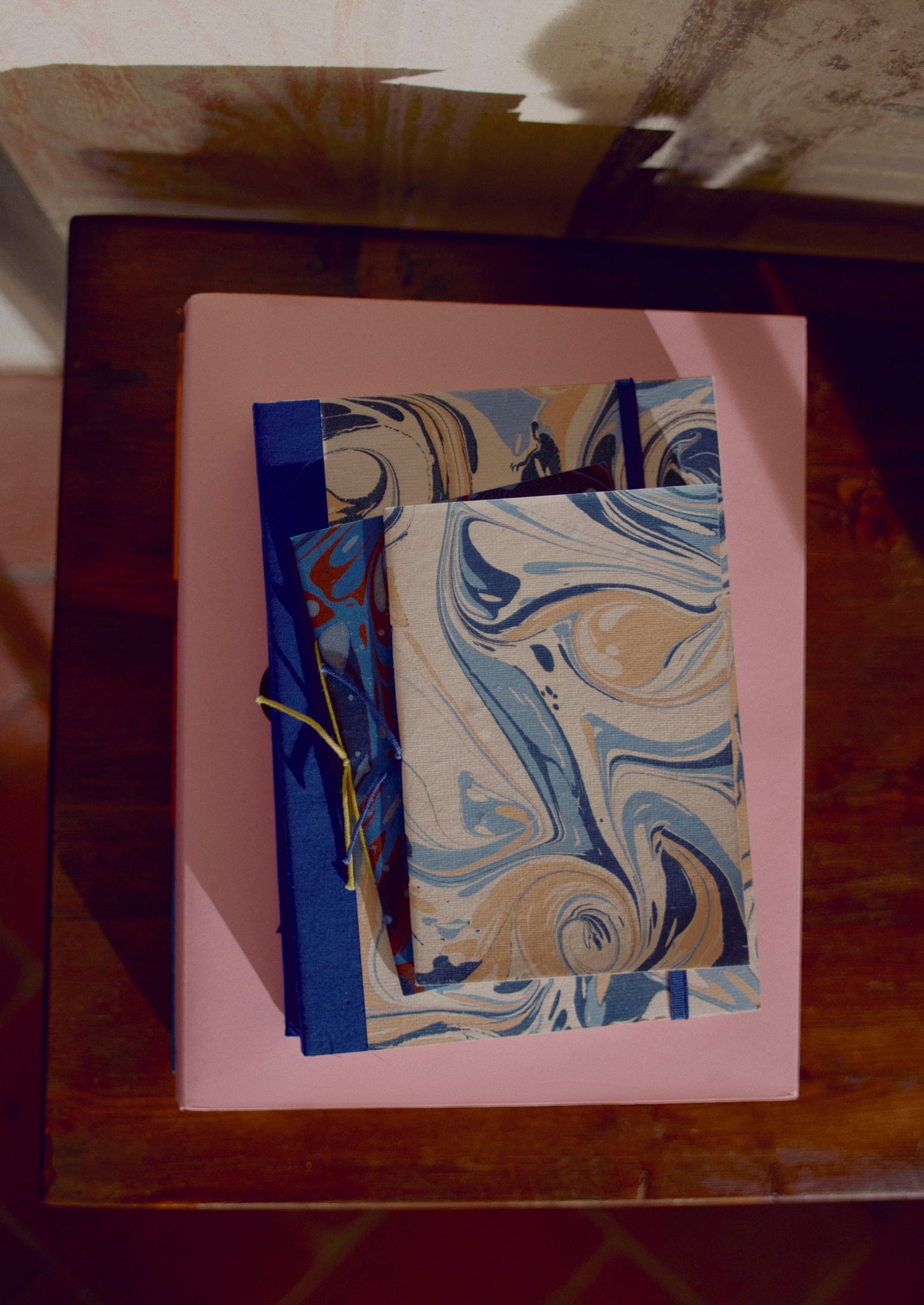 Agenda settimanale marmorizzata a mano | Albicocca/Blu tenue