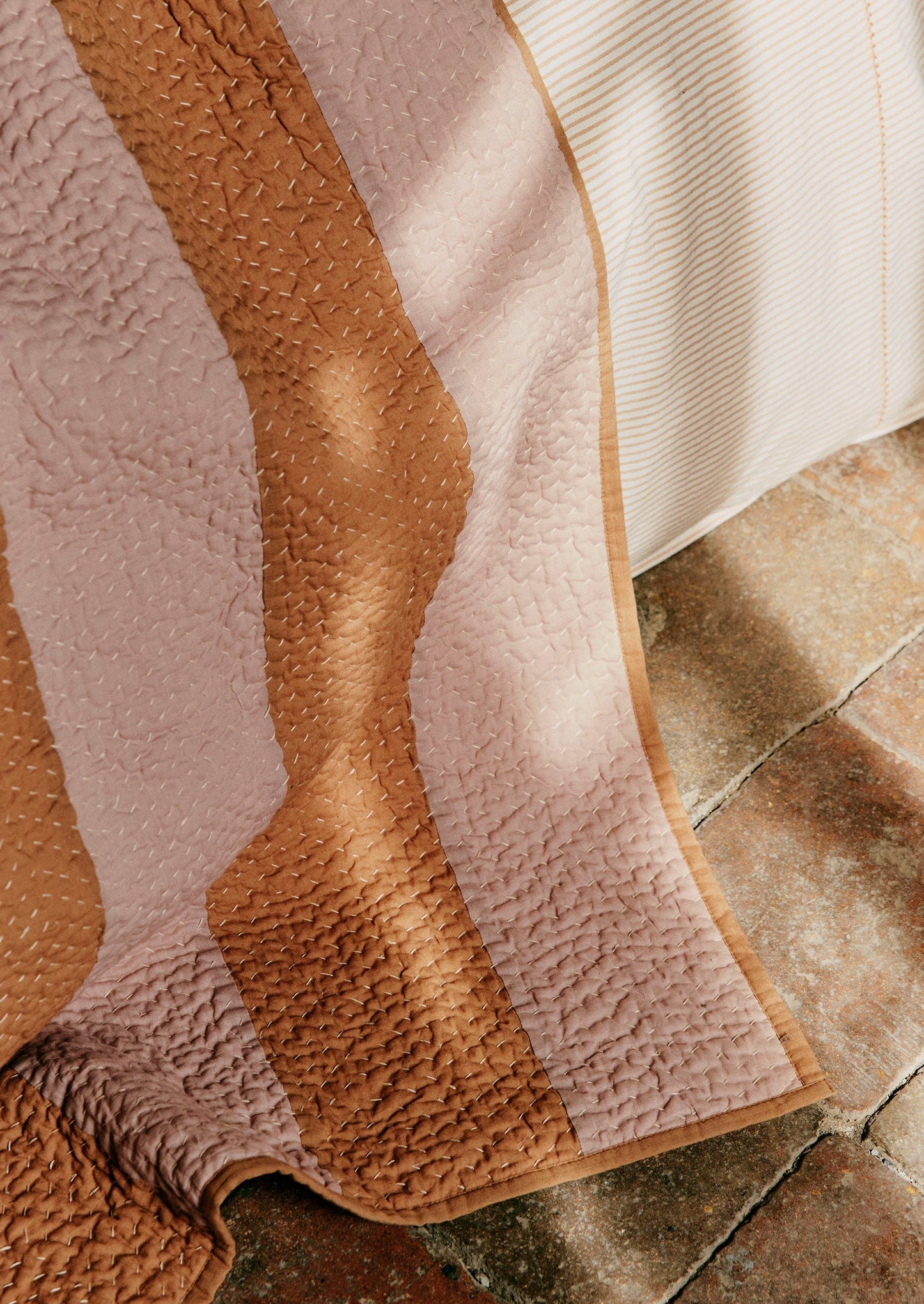 Trapunta a righe con patchwork | Lilla chiaro/Terra d'ombra