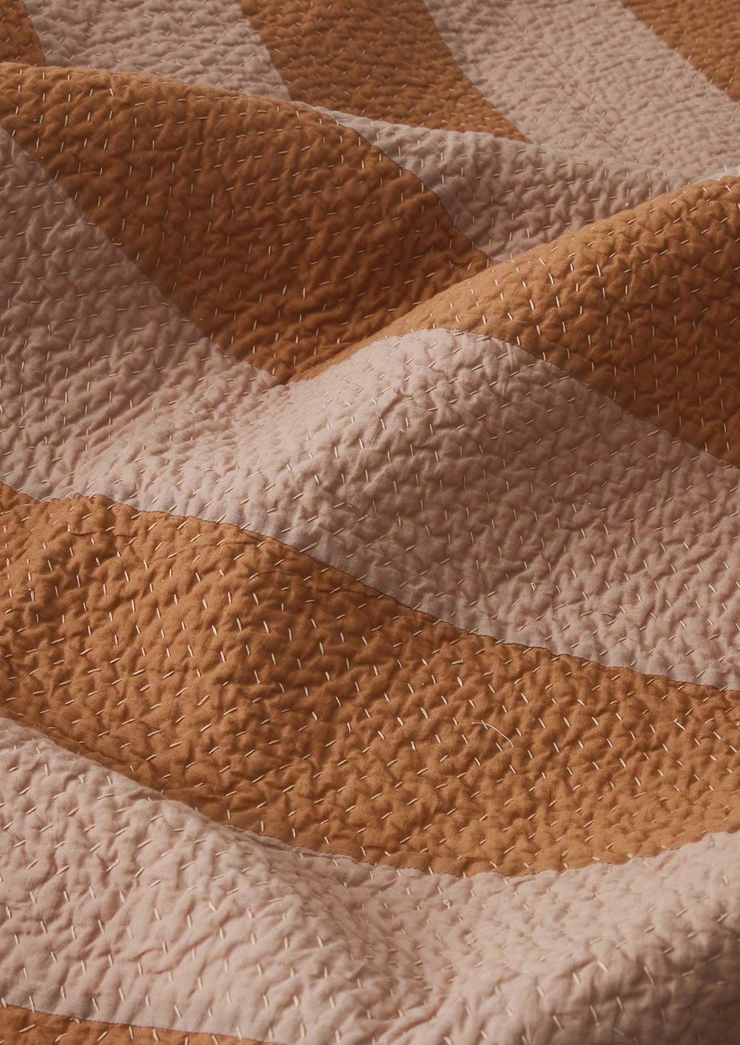 Trapunta a righe con patchwork | Lilla chiaro/Terra d'ombra