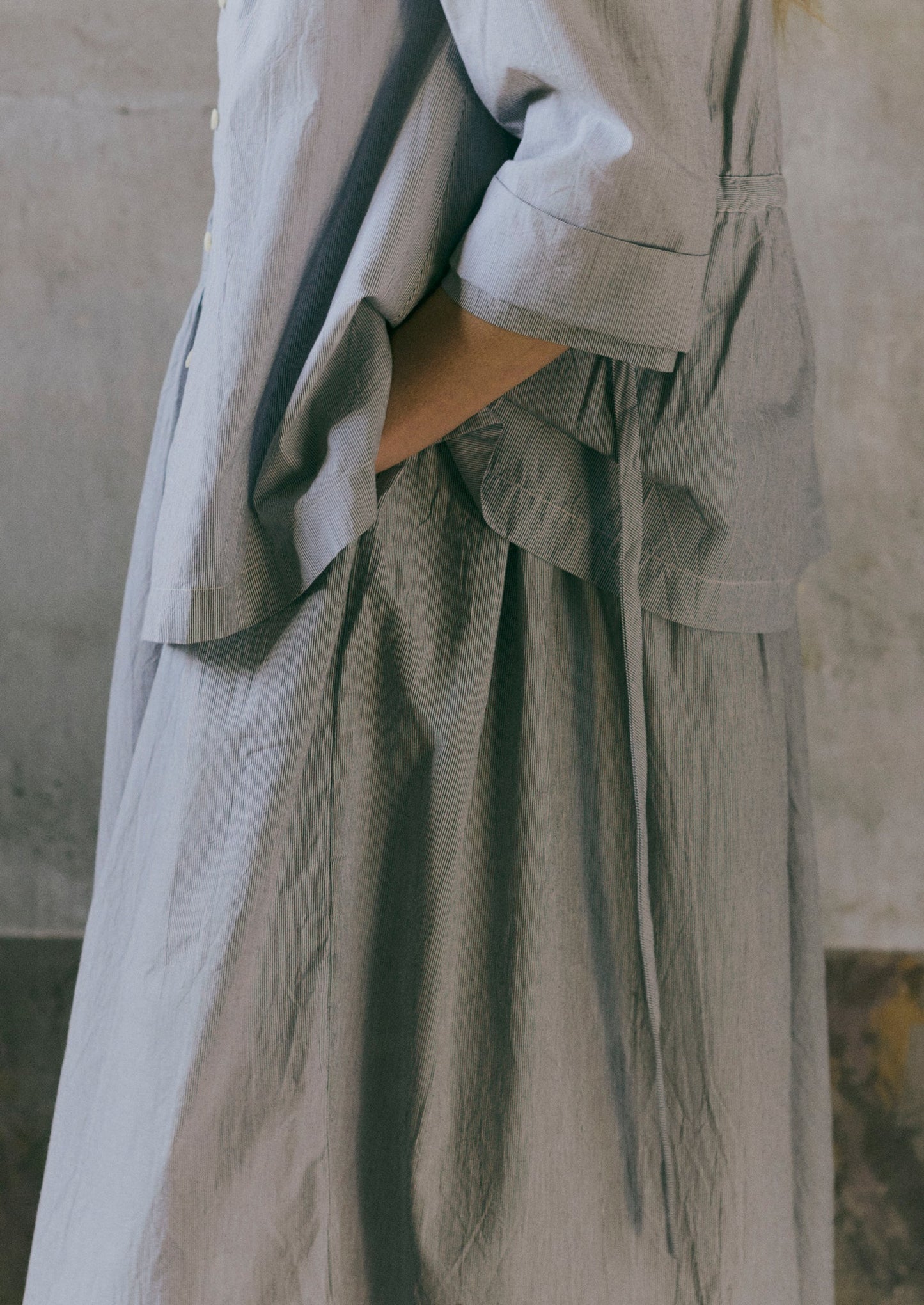 Abito camicia in cotone a righe sottili | Ecru/Ardesia