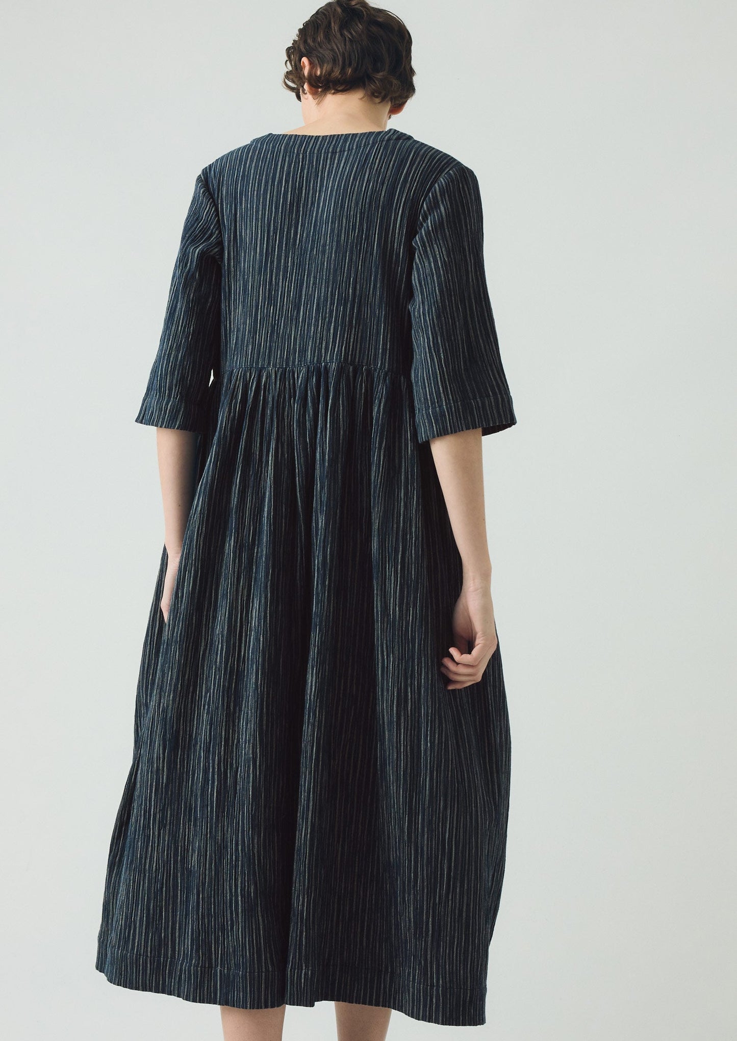 Abito a righe in cotone stropicciato con scollo a V | Blu notte