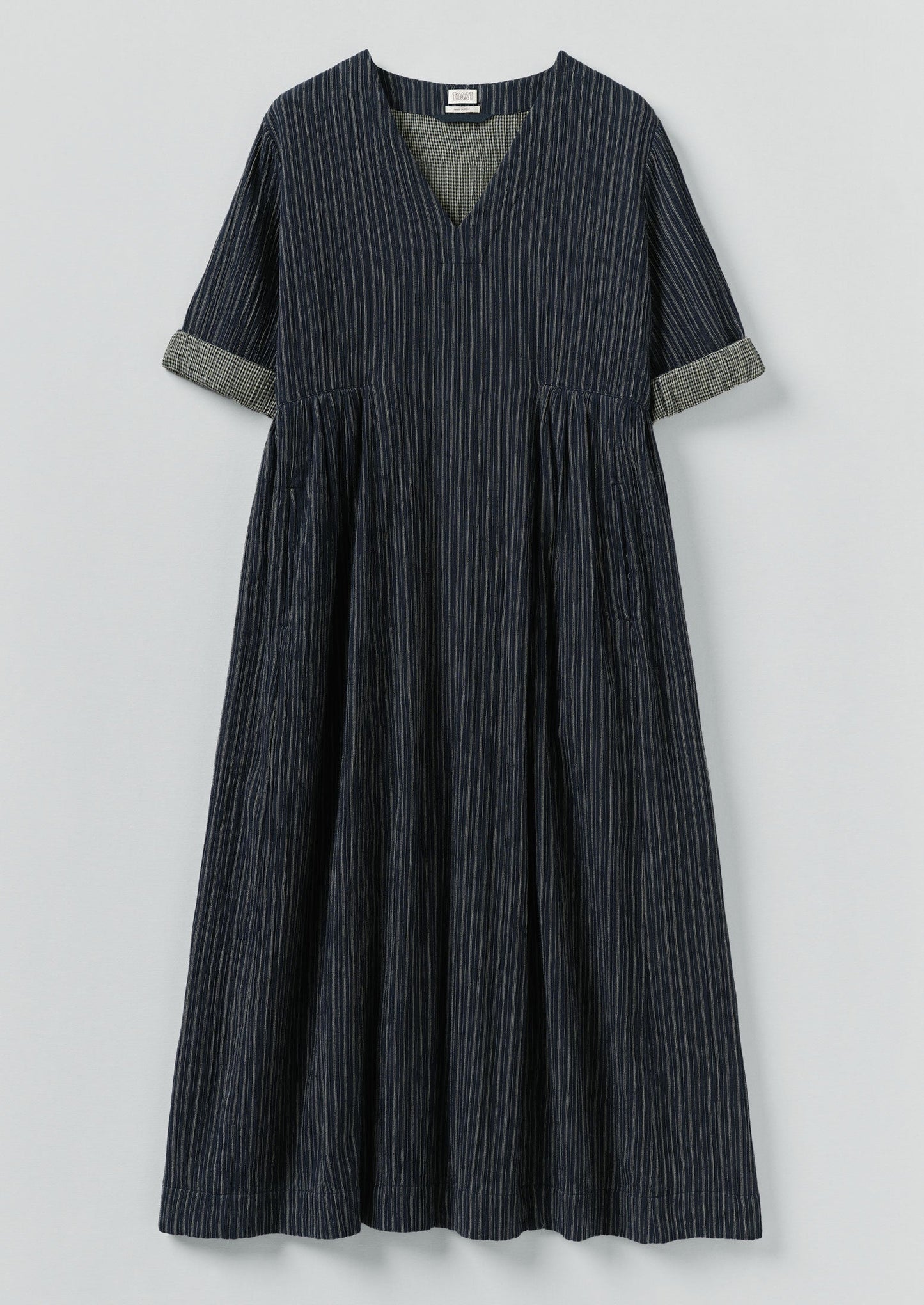 Abito a righe in cotone stropicciato con scollo a V | Blu notte