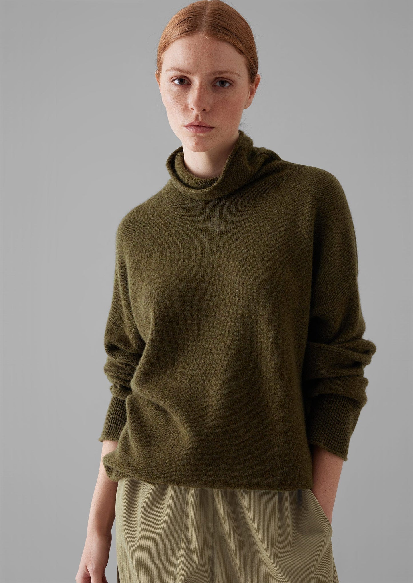 Maglione in lana e cashmere a collo alto | Oliva