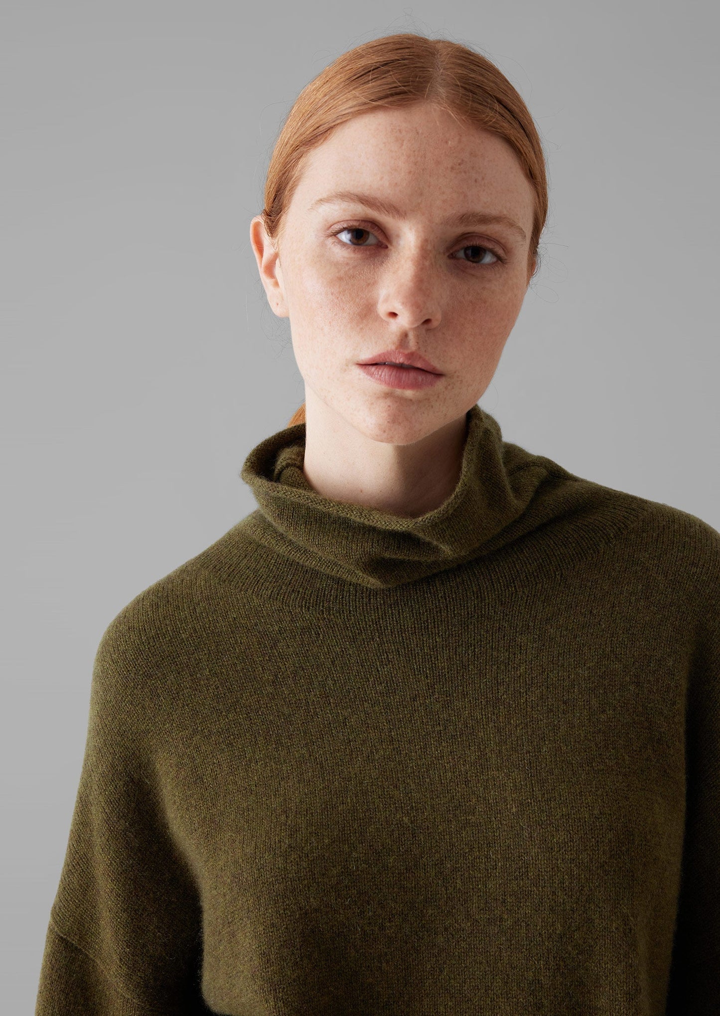 Maglione in lana e cashmere a collo alto | Oliva