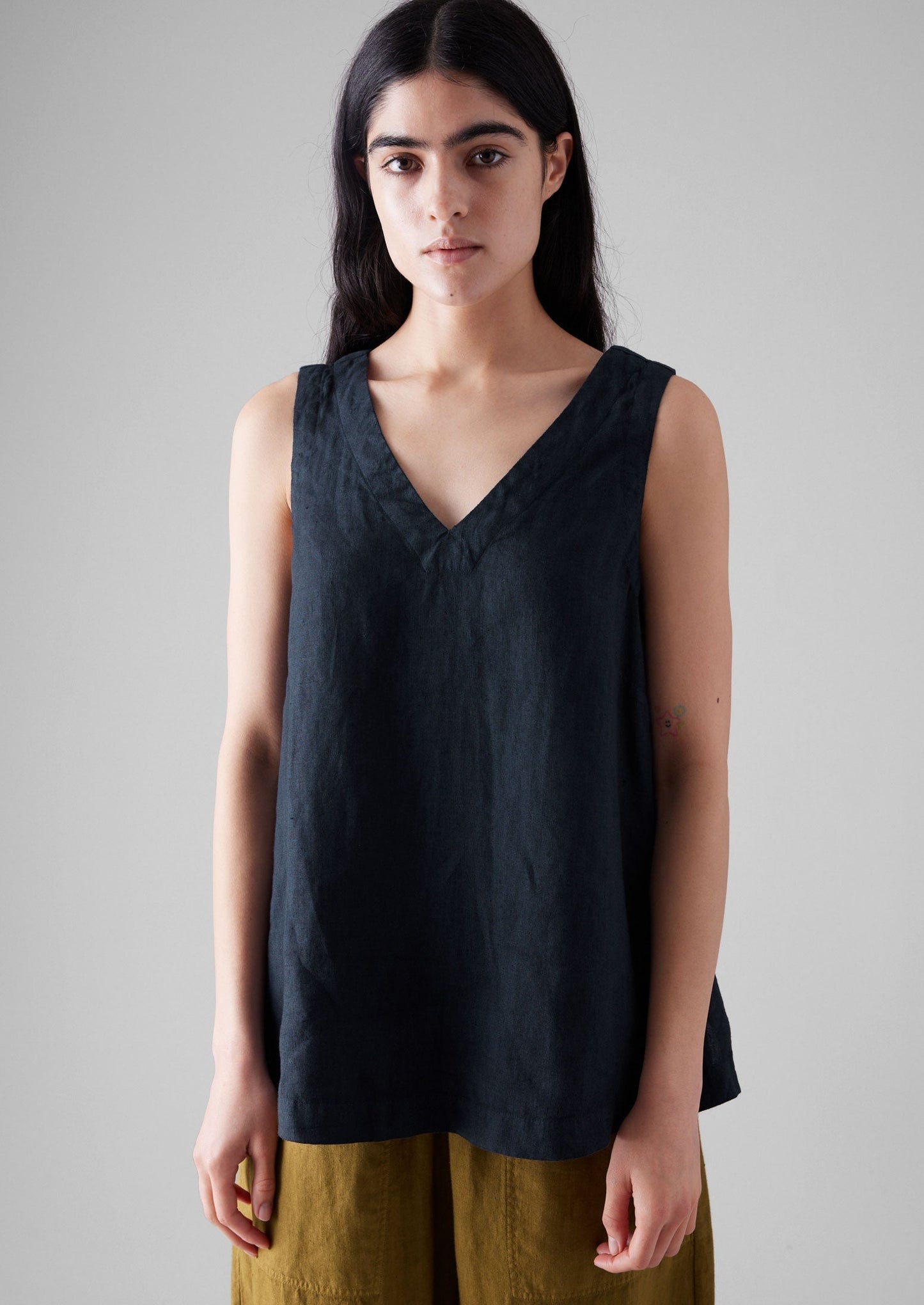 Canotta con scollo a V in lino tinto in capo | Mezzanotte