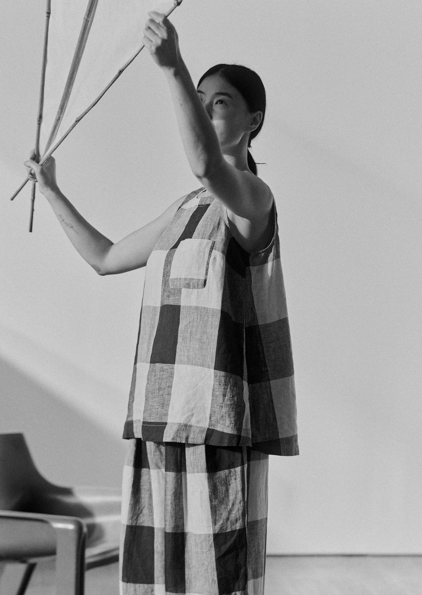 Canotta in lino leggero Macro Gingham | Ecru/Carbone