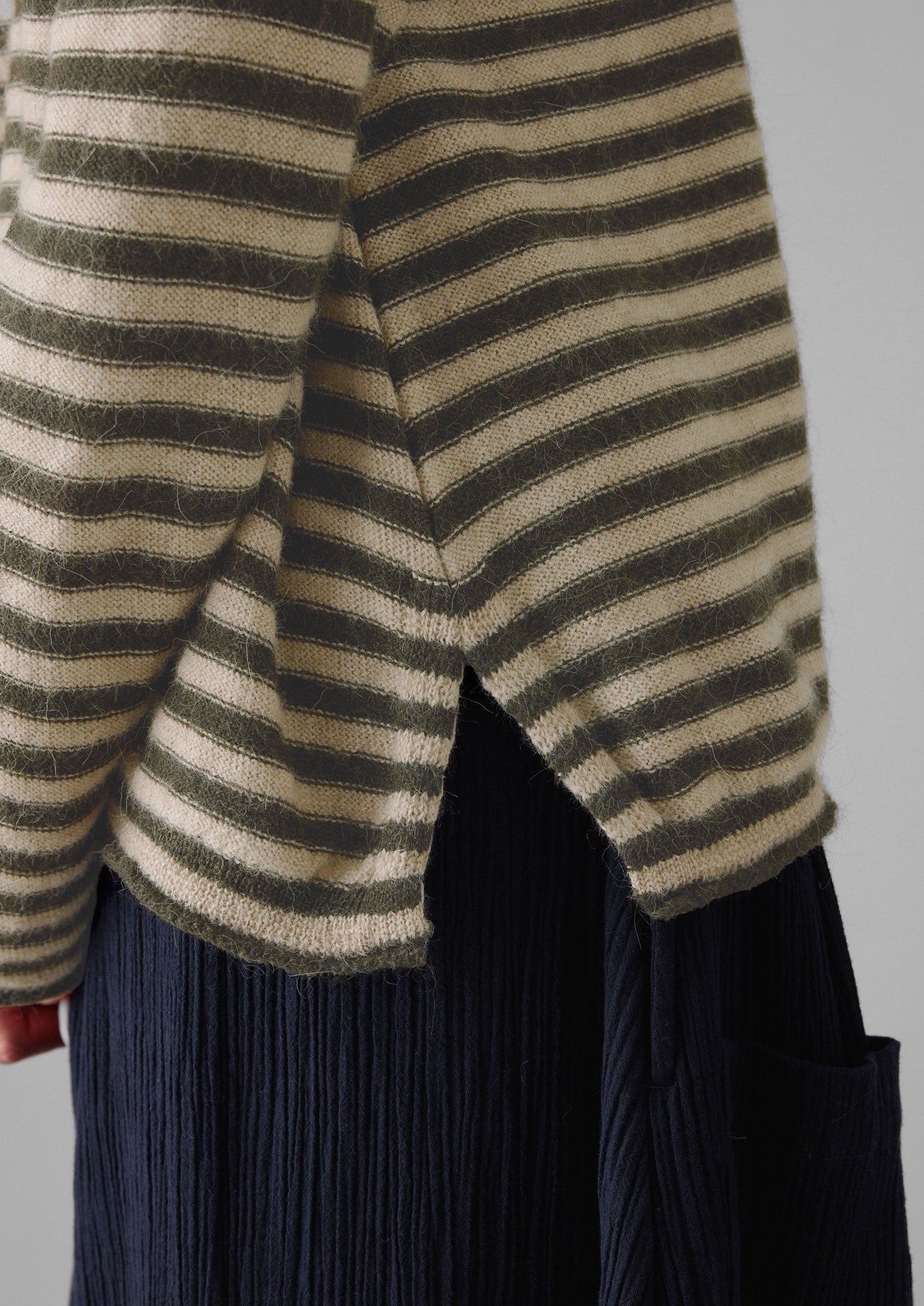 Maglione girocollo in lana di alpaca a righe | Avena/Oliva