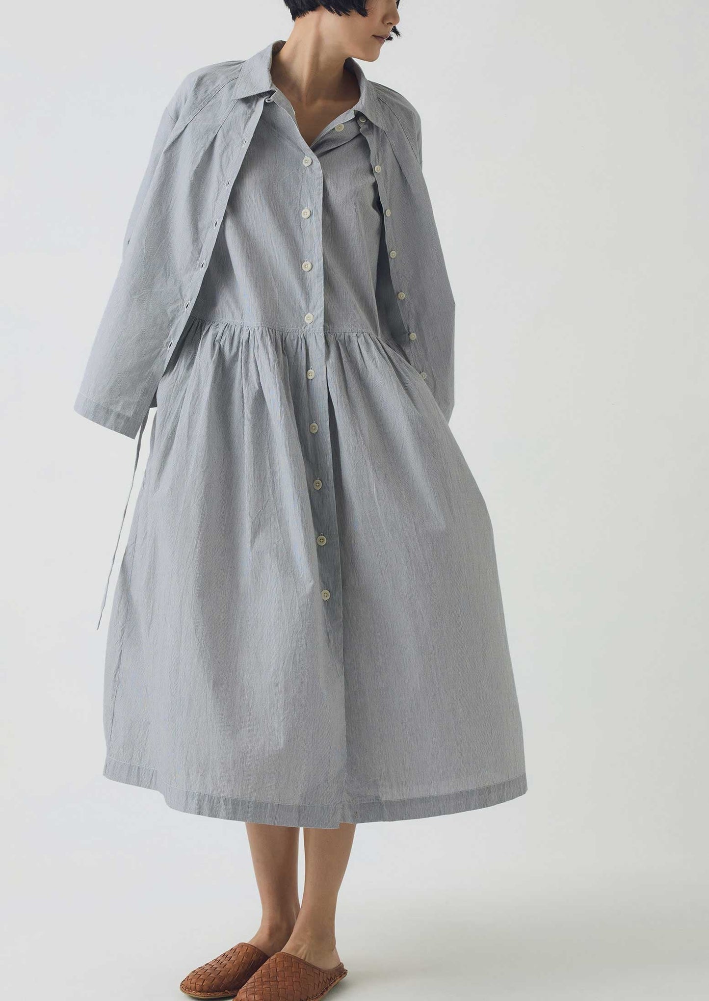 Camicia in cotone a righe sottili con cravatta | Ecru/Ardesia
