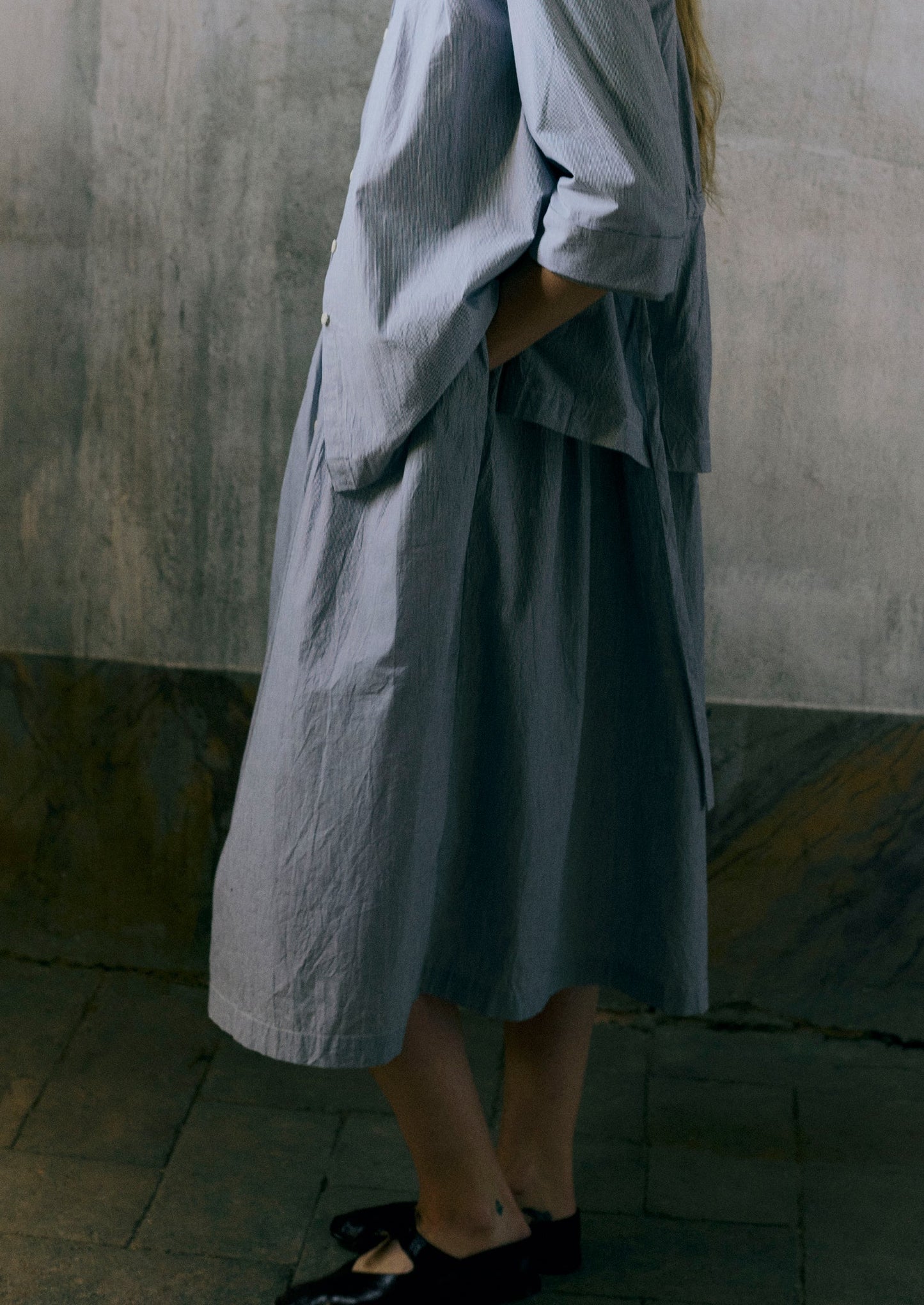 Camicia in cotone a righe sottili con cravatta | Ecru/Ardesia
