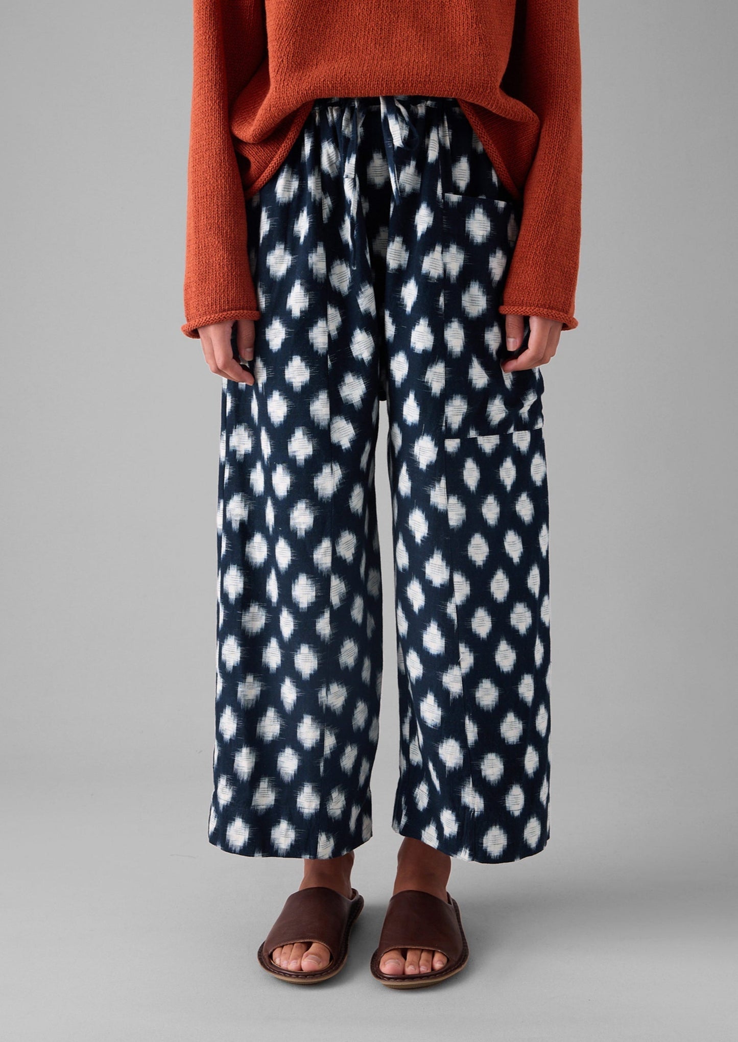 Pantaloni a vita alta con motivo ikat a tratteggio incrociato | Blu indaco