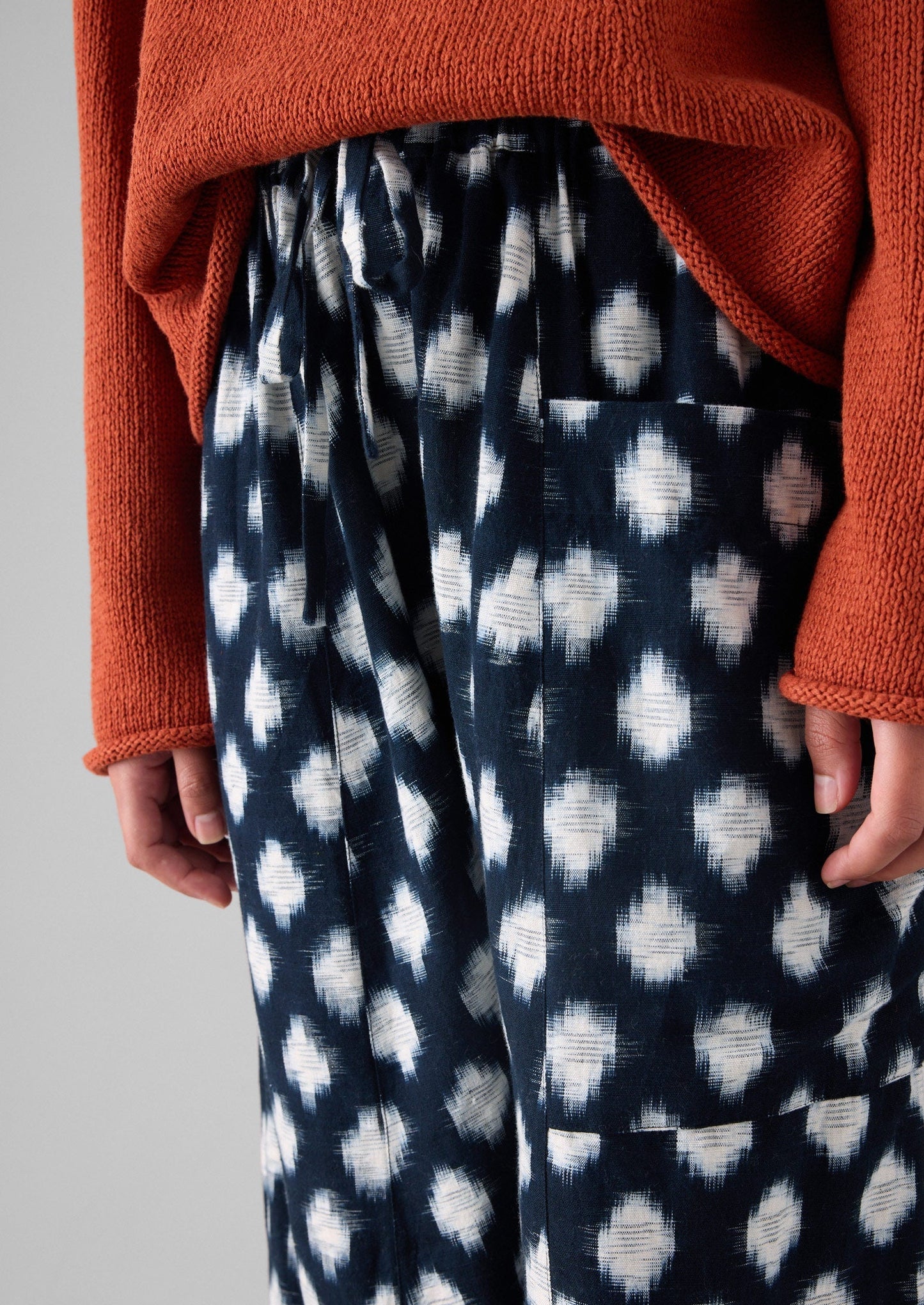 Pantaloni a vita alta con motivo ikat a tratteggio incrociato | Blu indaco
