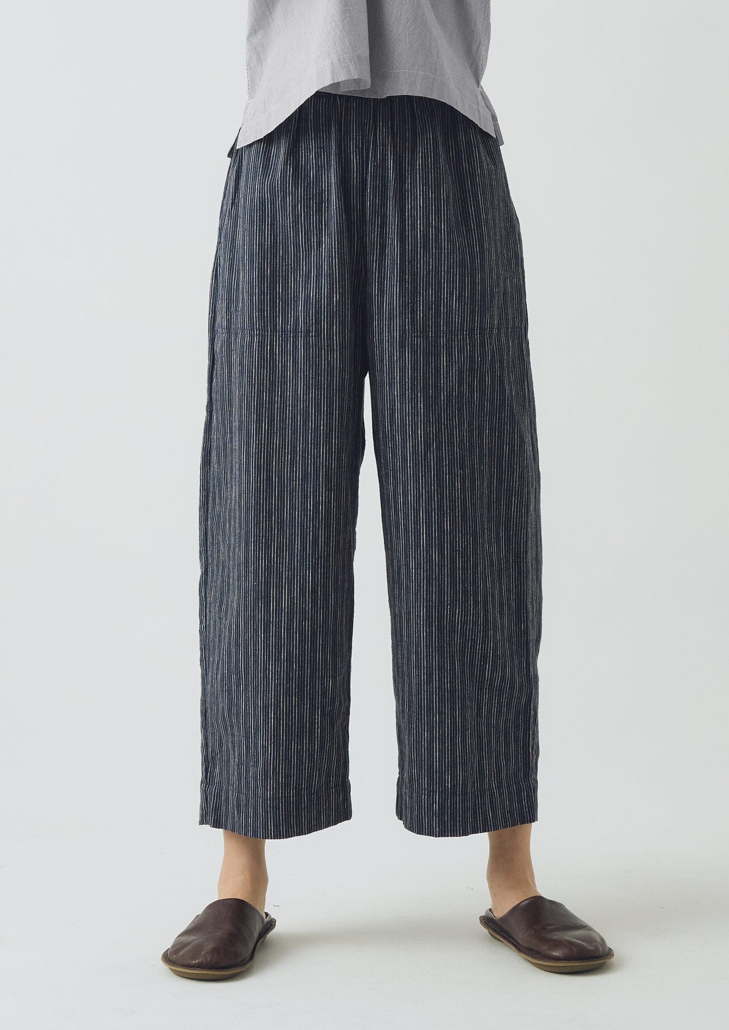 Pantaloni a gamba a botte in lino e cotone a righe | Blu ombra/Nero