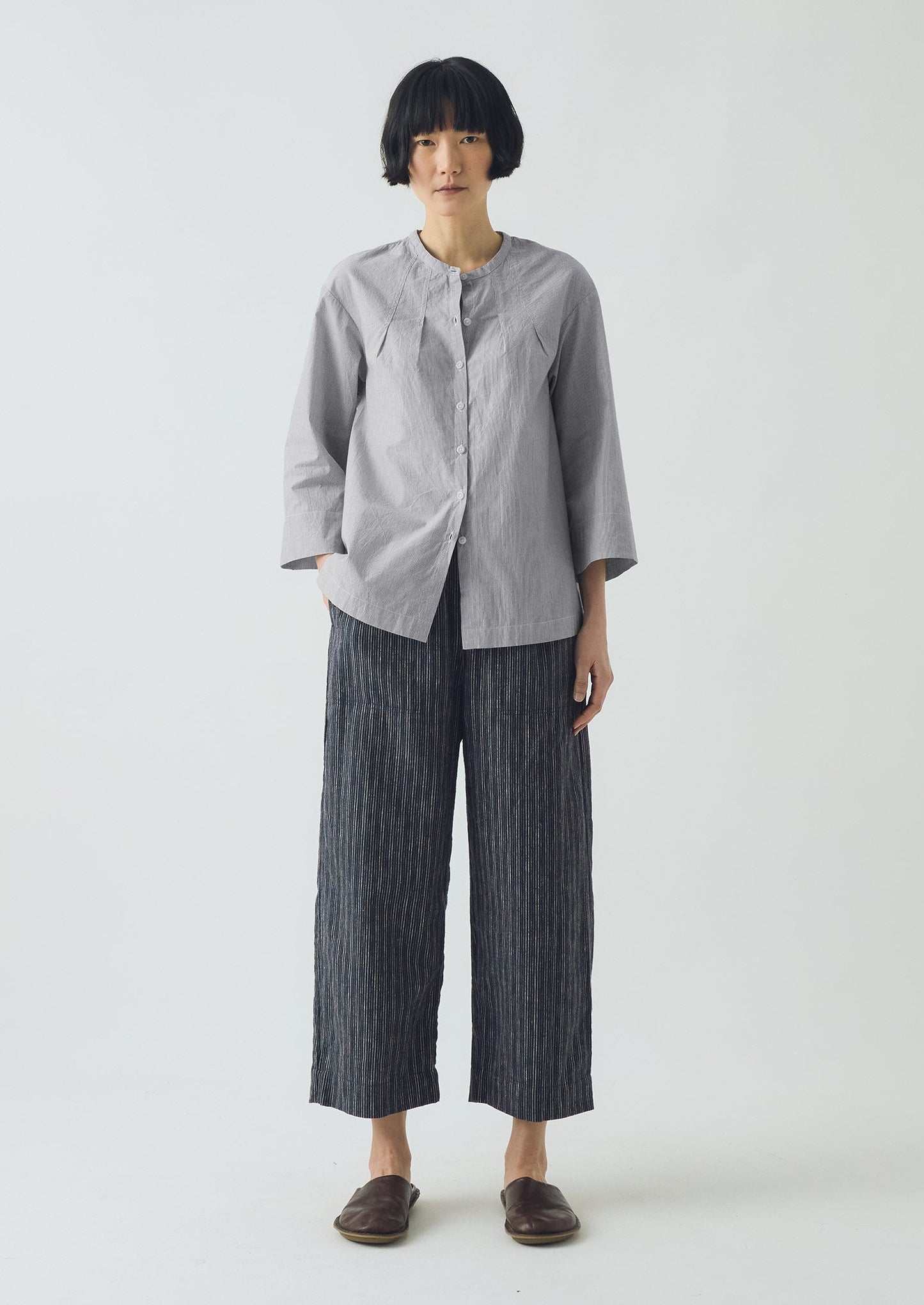 Pantaloni a gamba a botte in lino e cotone a righe | Blu ombra/Nero