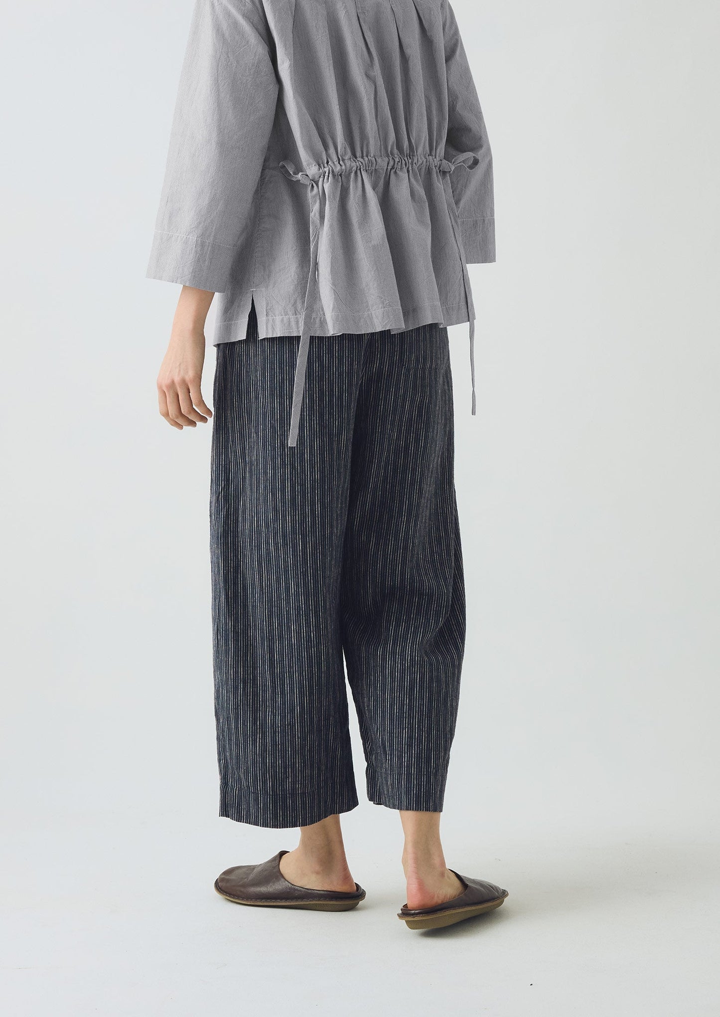 Pantaloni a gamba a botte in lino e cotone a righe | Blu ombra/Nero