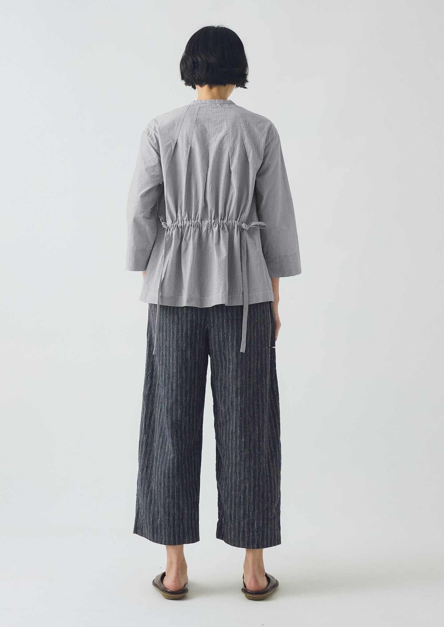 Pantaloni a gamba a botte in lino e cotone a righe | Blu ombra/Nero