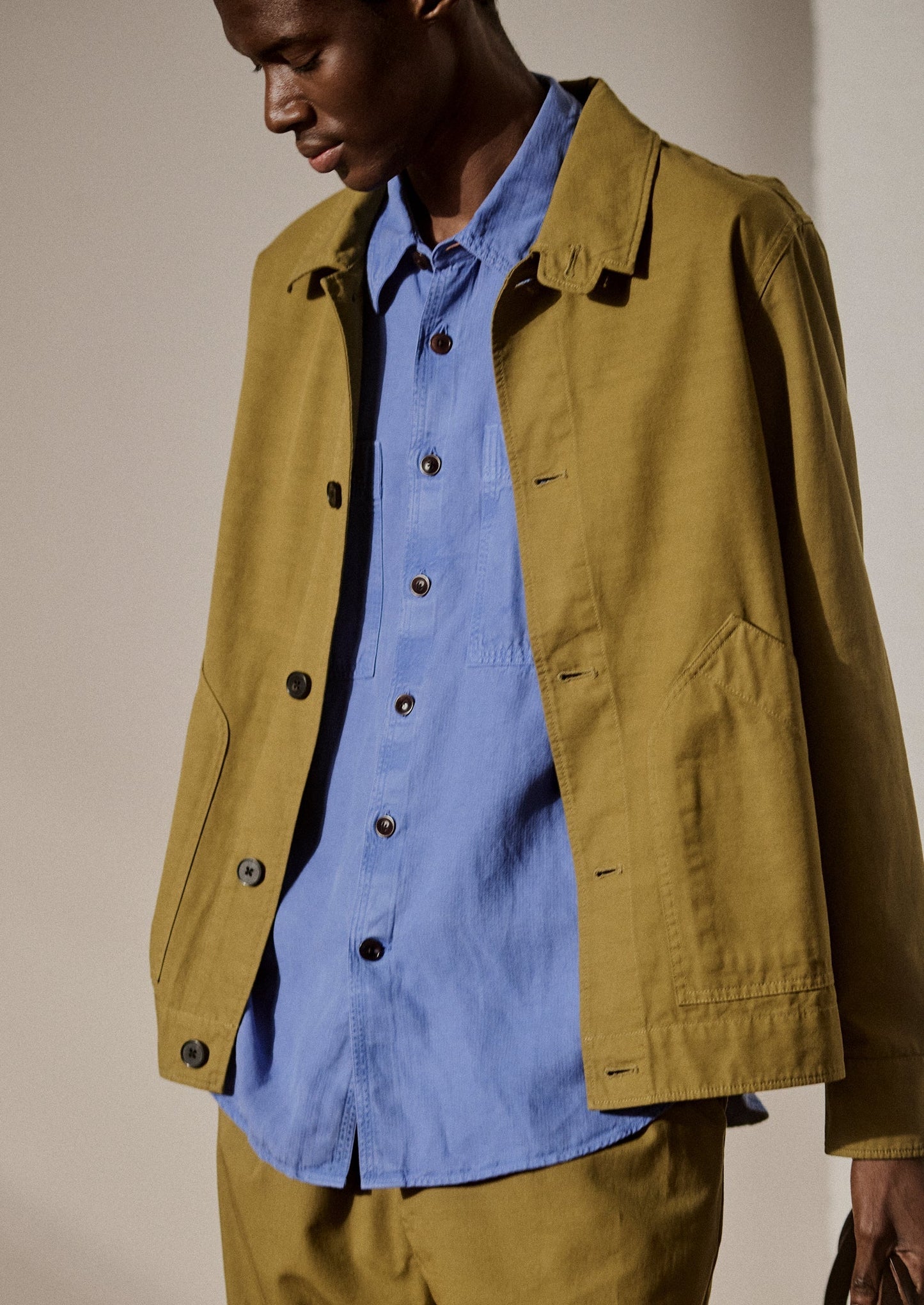 Giacca coach in cotone biologico con tasca applicata | Verde oliva caldo