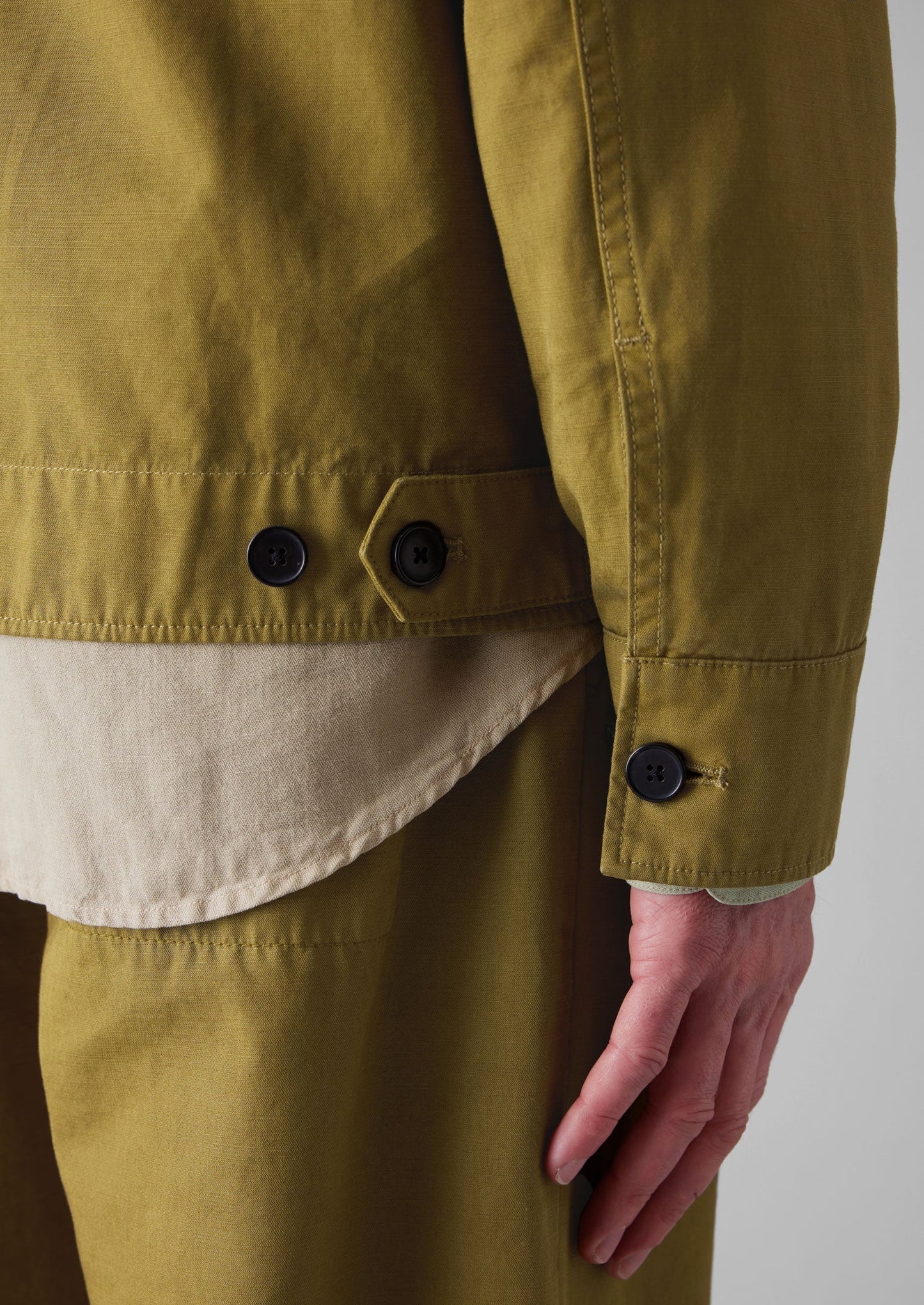 Giacca coach in cotone biologico con tasca applicata | Verde oliva caldo