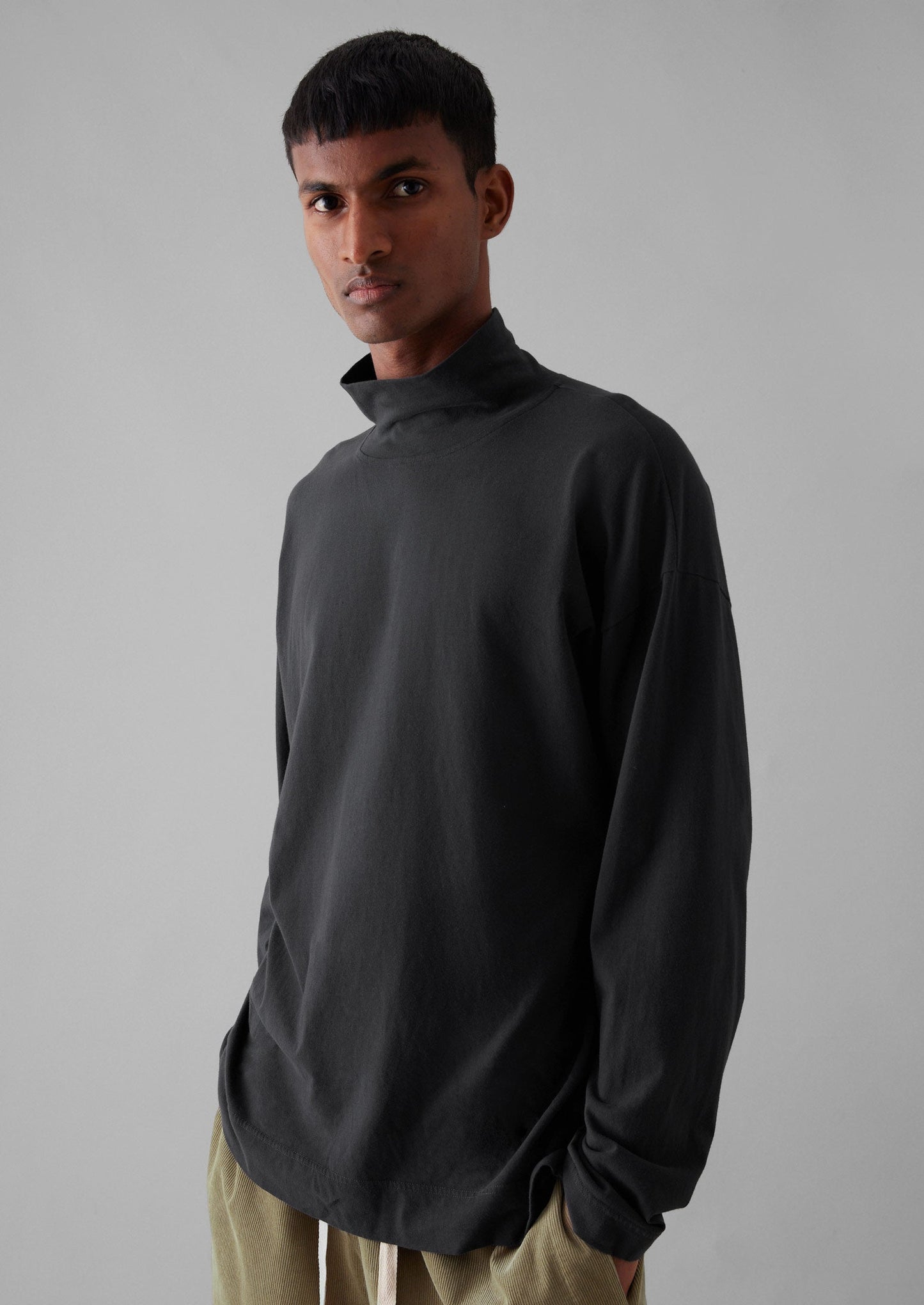 Top da salotto a collo alto in cotone spazzolato | Carbone morbido