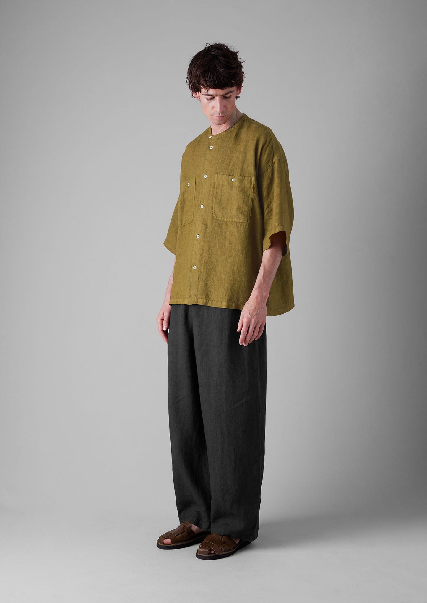 Camicia in lino tinto in capo con collo a serafino | Verde Durian