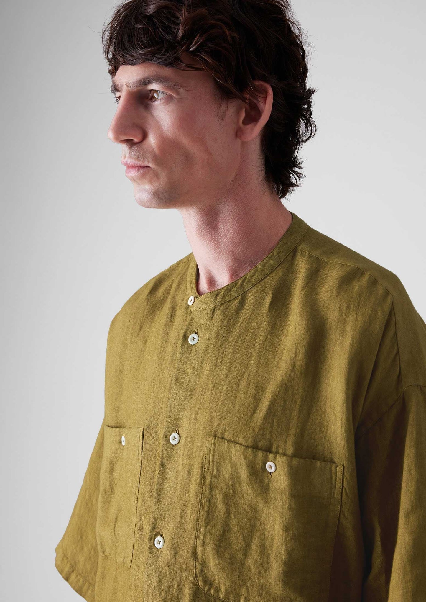Camicia in lino tinto in capo con collo a serafino | Verde Durian