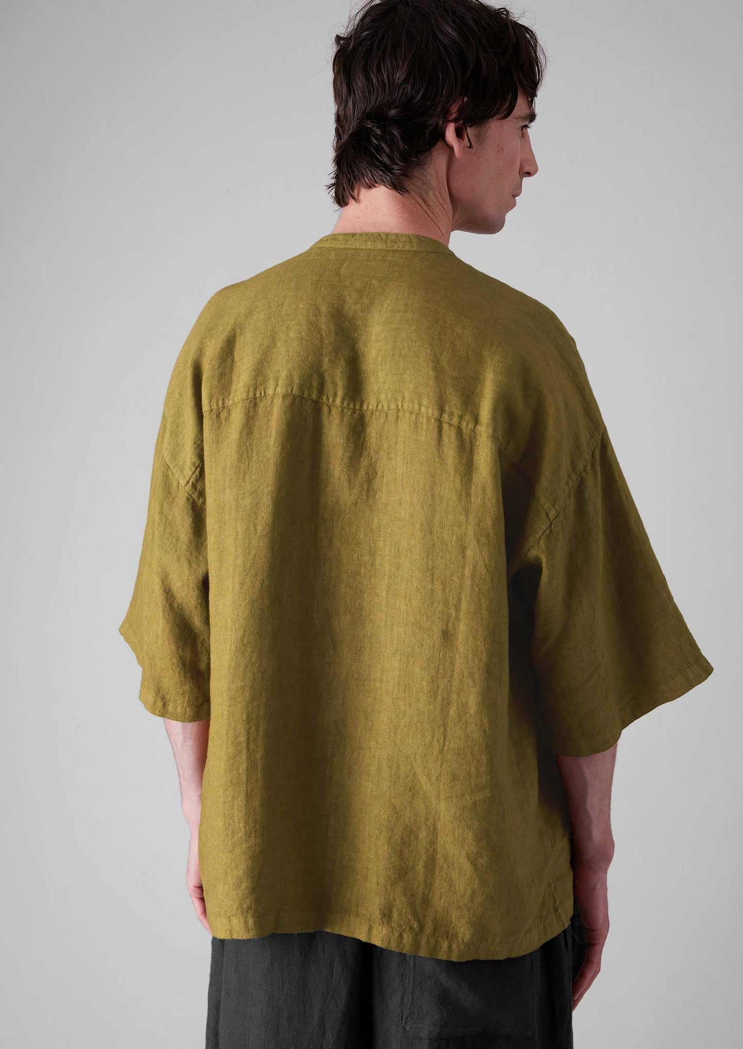 Camicia in lino tinto in capo con collo a serafino | Verde Durian