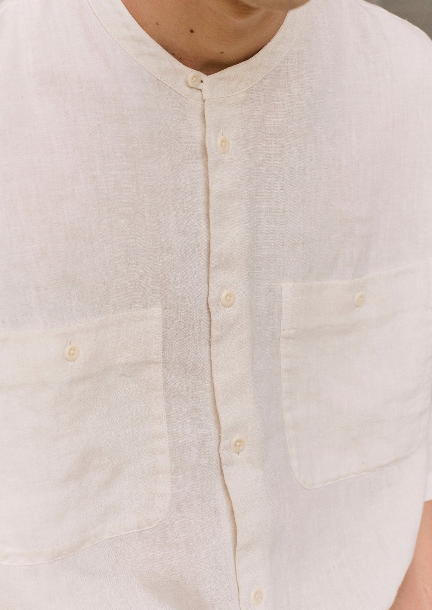 Camicia in lino tinto in capo con collo a serafino | Avena