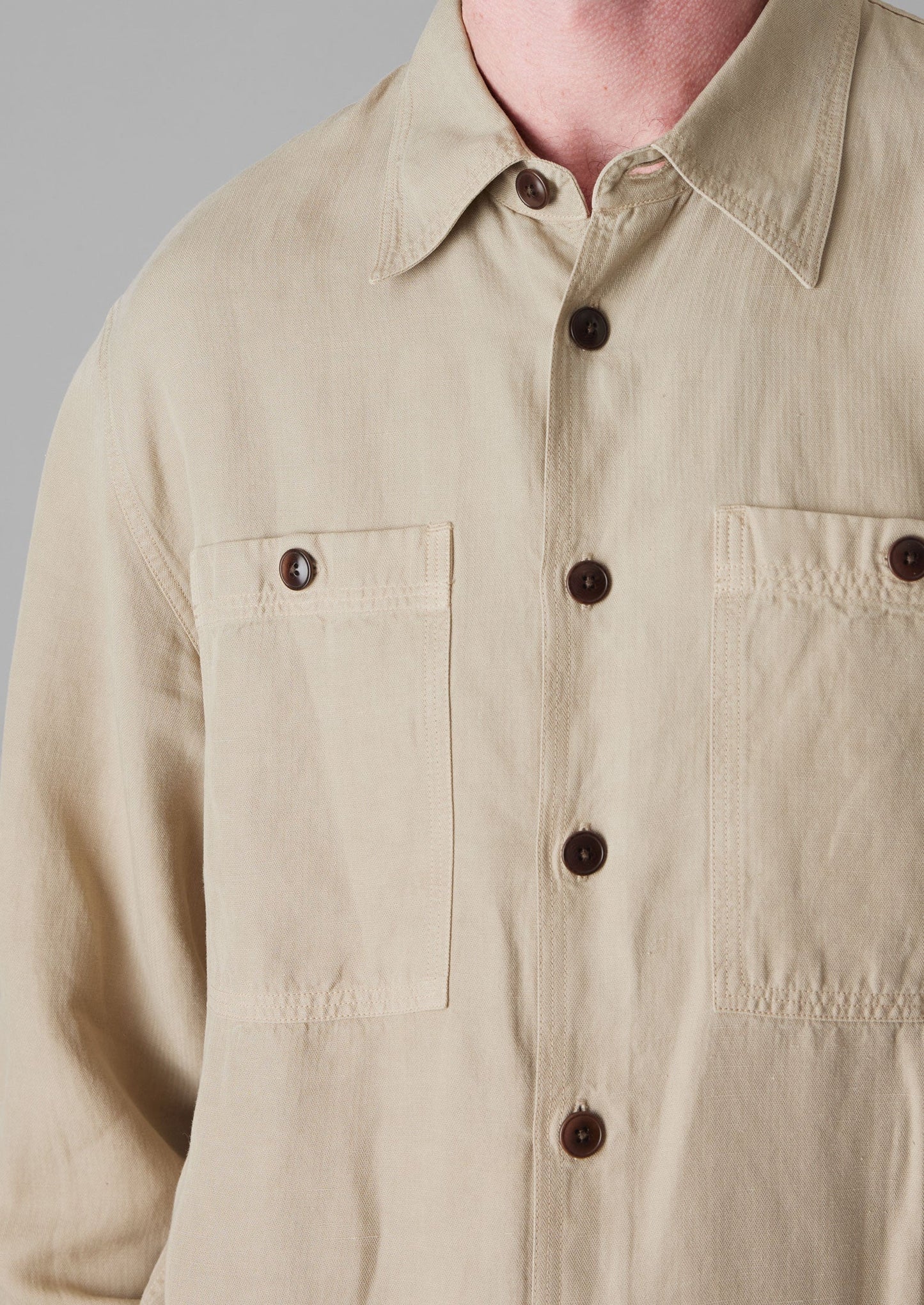 Camicia con tasca applicata tinta in capo | Sale