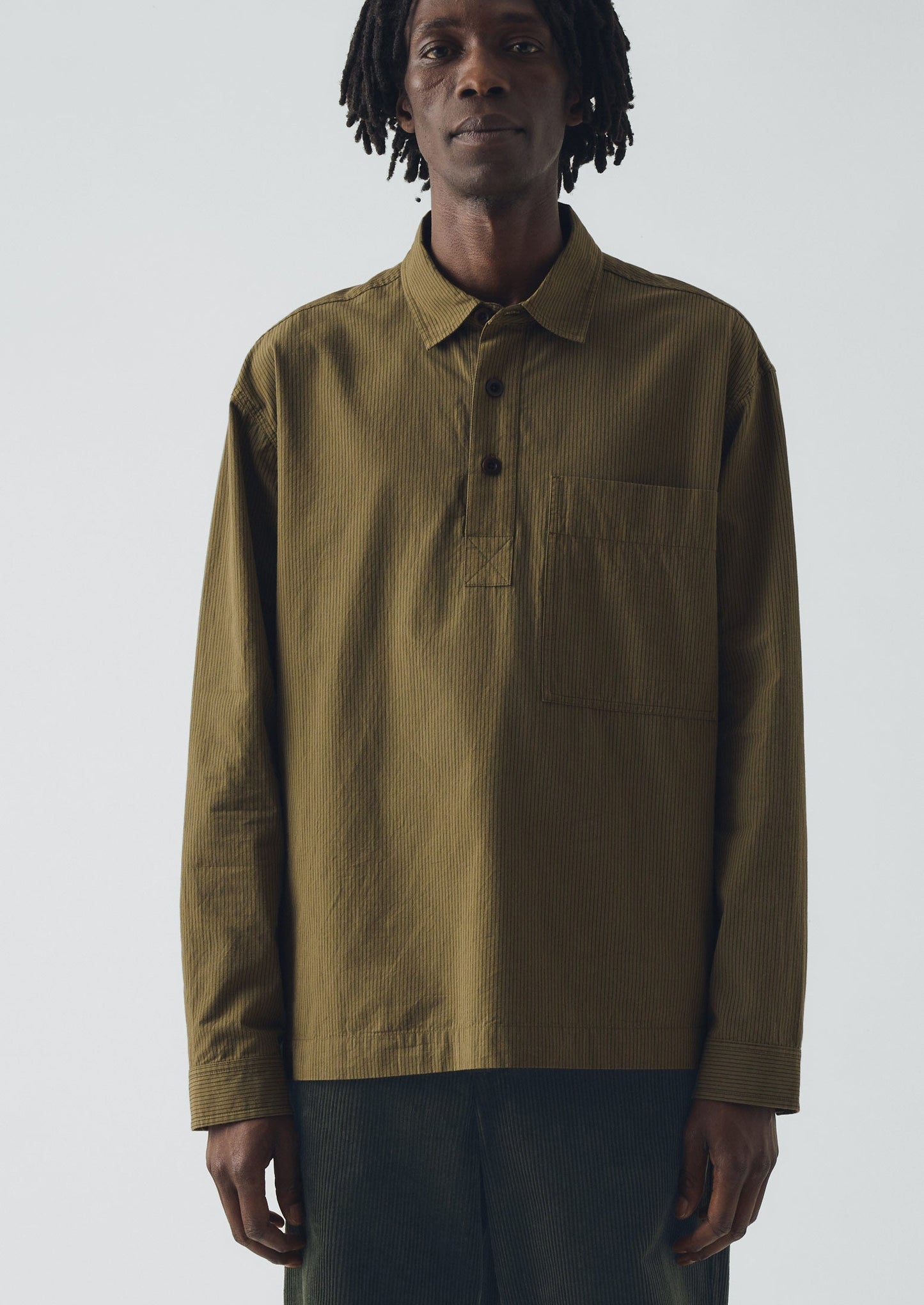 Camicia a righe con tasca grande e bottone | Oliva