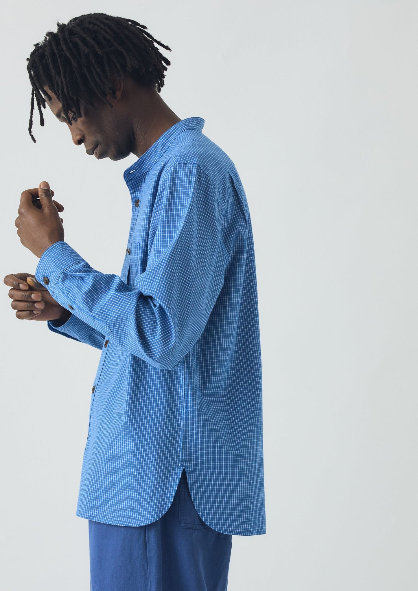 Camicia a quadri in cotone con collo a serafino | Blu medio