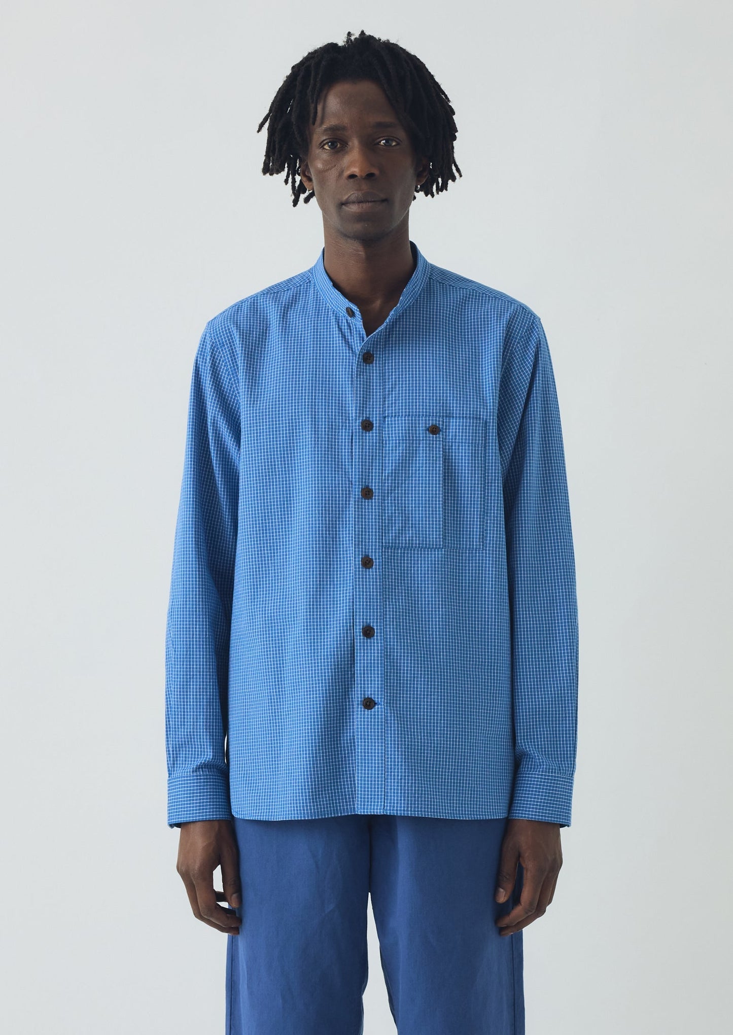Camicia a quadri in cotone con collo a serafino | Blu medio