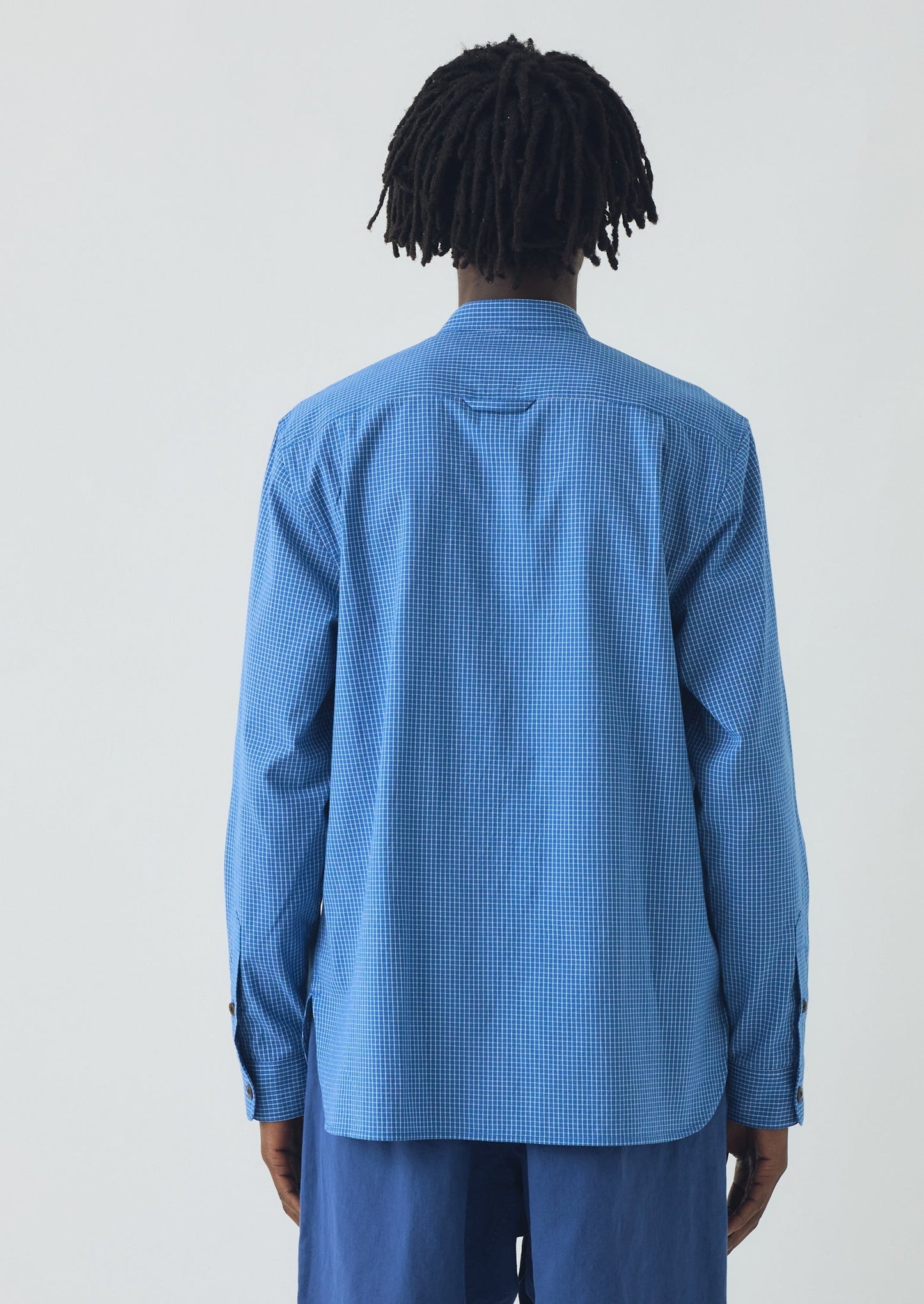 Camicia a quadri in cotone con collo a serafino | Blu medio