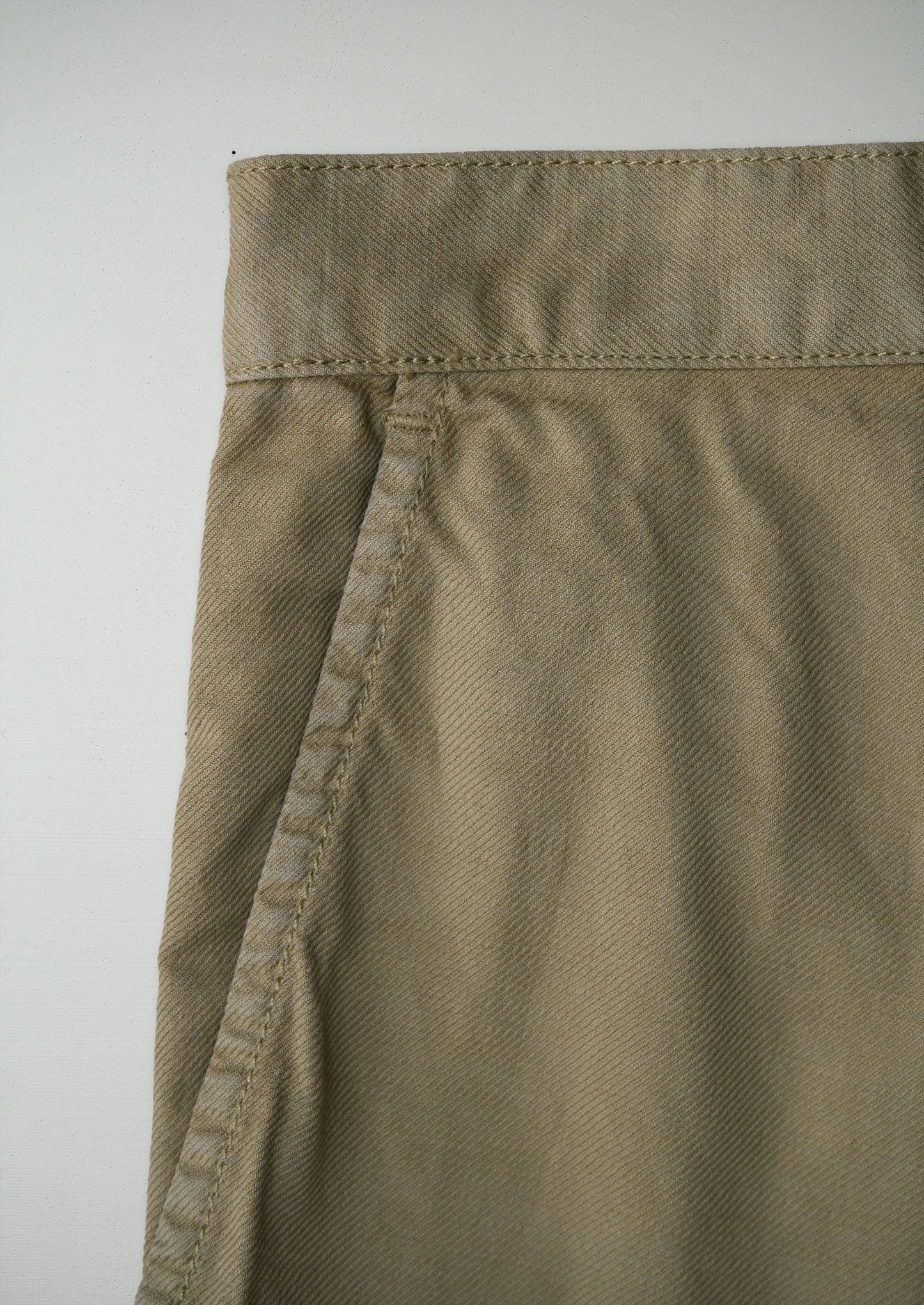Gonna a pieghe in twill di cotone spazzolato rinnovato, taglia 16 (10) | Cachi chiaro