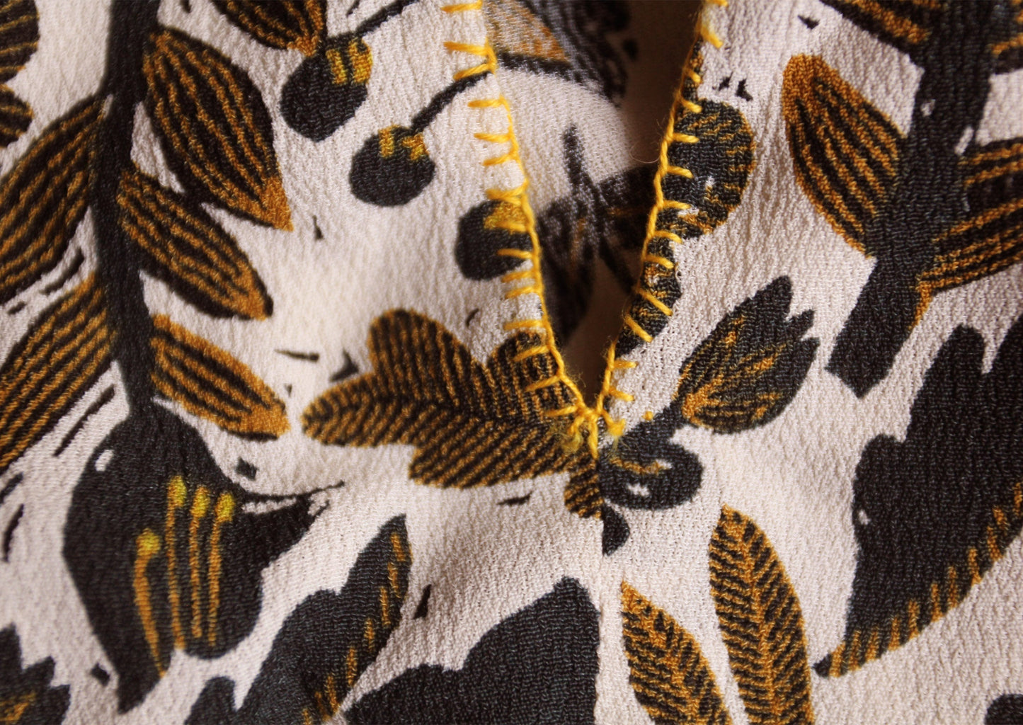 Abito in crepe floreale con nodo anteriore rinnovato, taglia 8 | Olio/Betulla