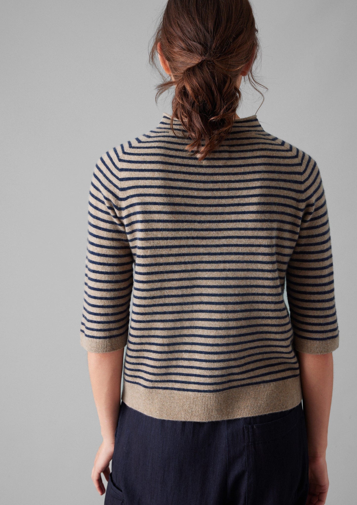 Maglione a righe in lana e cashmere a mezza manica | Biscotto/Antracite