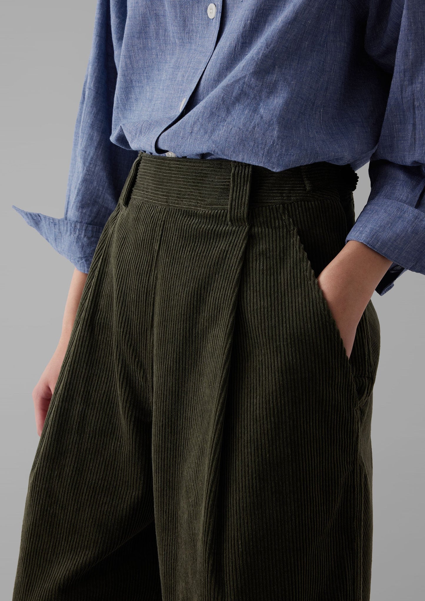 Pantaloni con pieghe anteriori in velluto a coste organico | Alghe