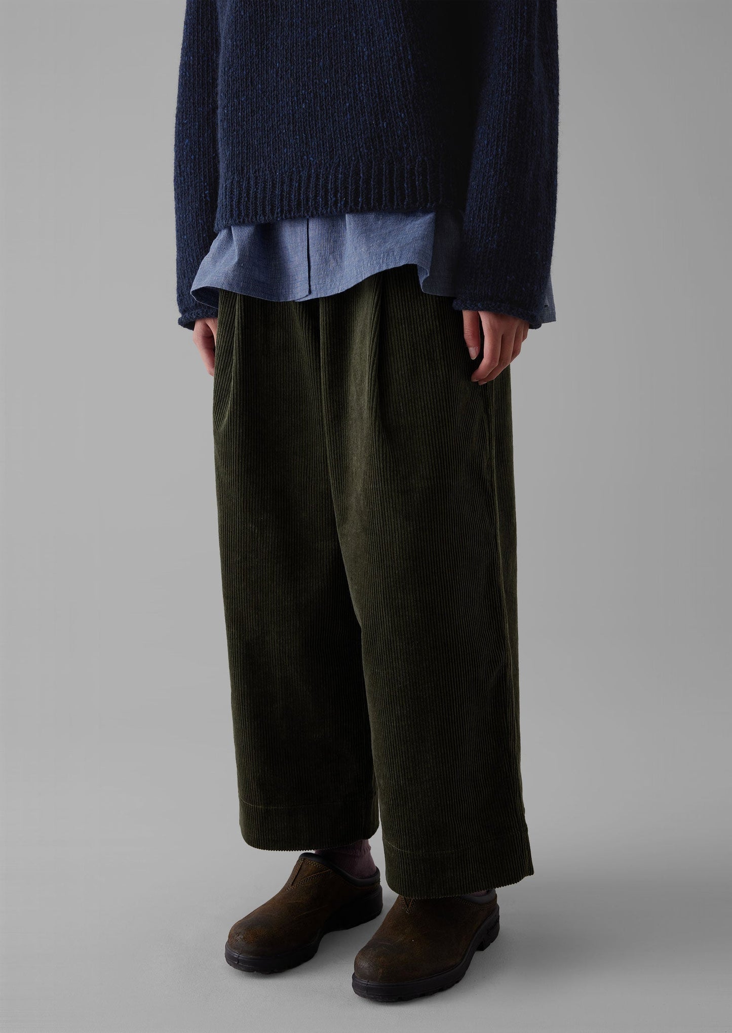Pantaloni con pieghe anteriori in velluto a coste organico | Alghe