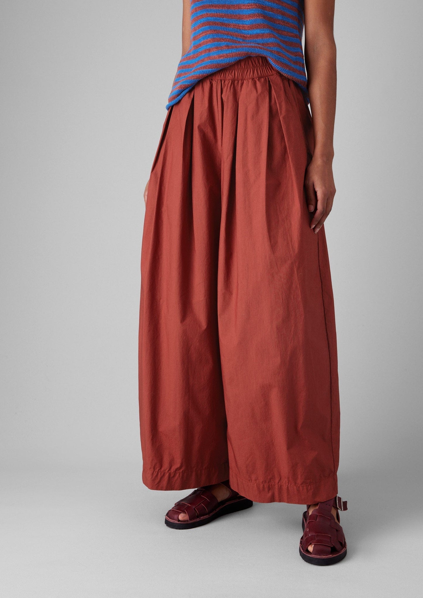 Pantaloni in popeline di cotone plissettato | Mattone