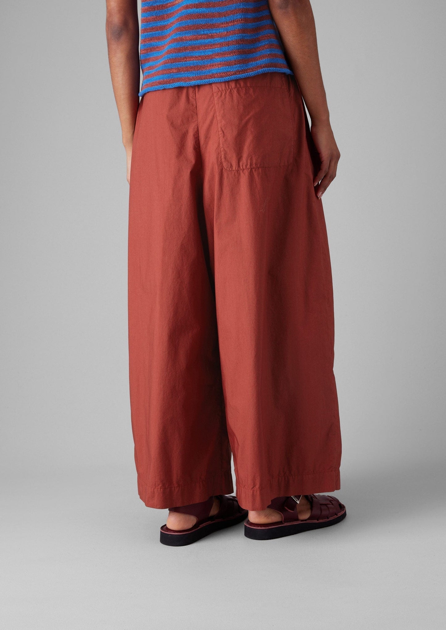 Pantaloni in popeline di cotone plissettato | Mattone